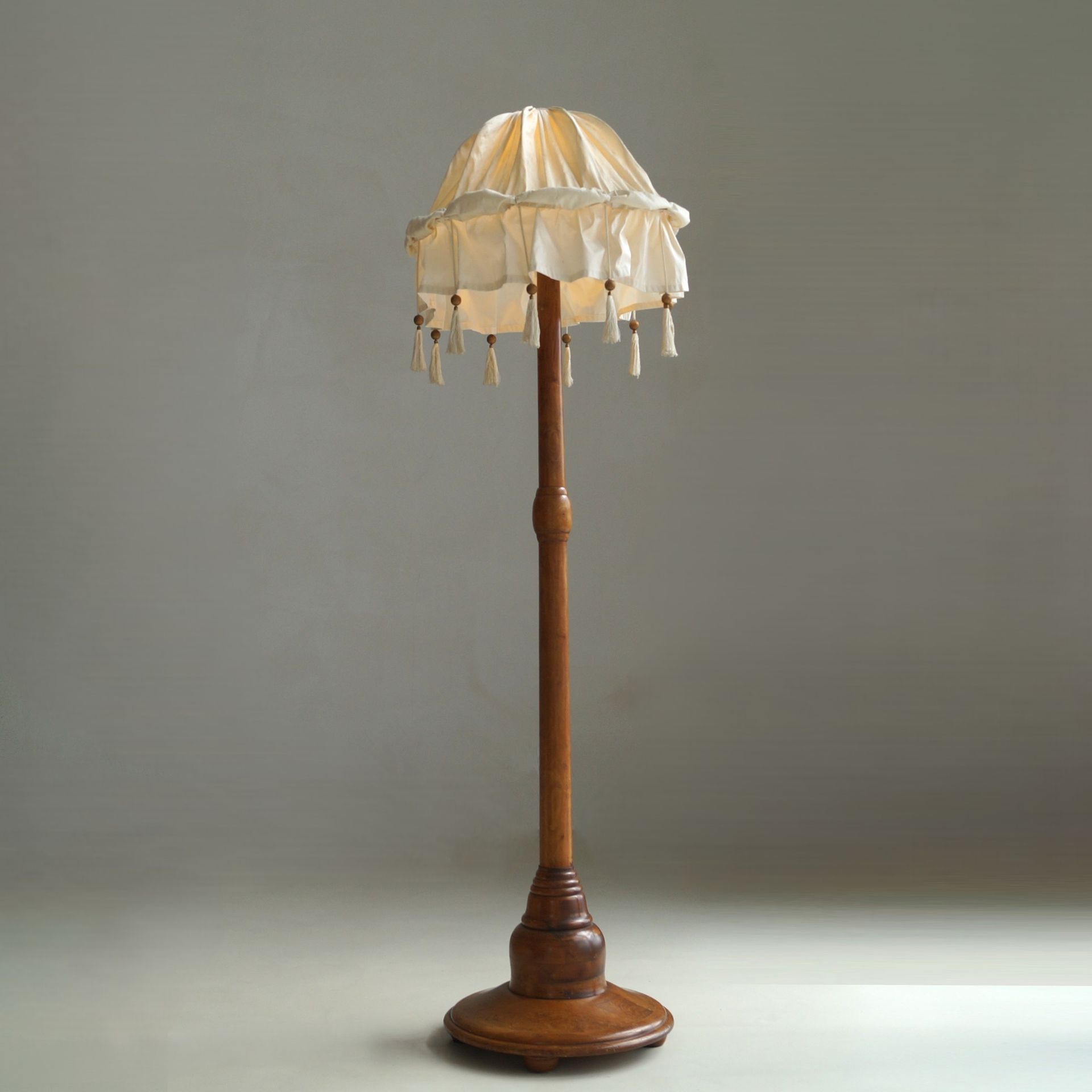 Antique Sculptural Dutch/Indonesian Art Deco floor lamp, 1920s