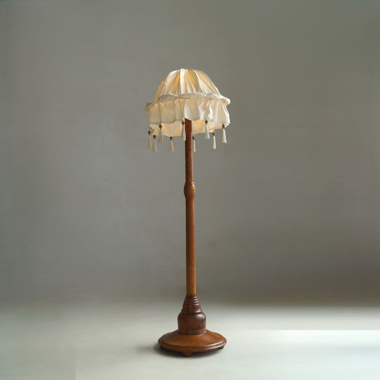 Antique Sculptural Dutch/Indonesian Art Deco floor lamp, 1920s Antique Sculptural Dutch/Indonesian Art Deco floor lamp, 1920s