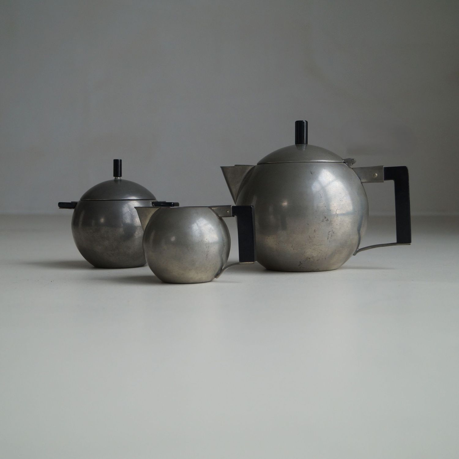 On hold: Avant-garde modernist tea service by C v.d. Hoef for GERO, 1920s