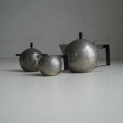 Avant-garde modernist tea service by C v.d. Hoef for GERO, 1920s Avant-garde modernist tea service by C v.d. Hoef for GERO, 1920s
