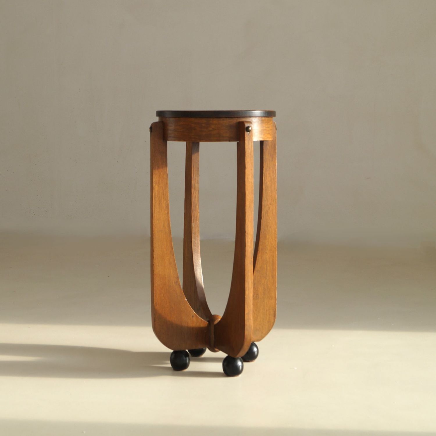 Dutch Art Deco Amsterdam School sculptural table on ball feet, 1920s Dutch Art Deco Amsterdam School sculptural table on ball feet, 1920s