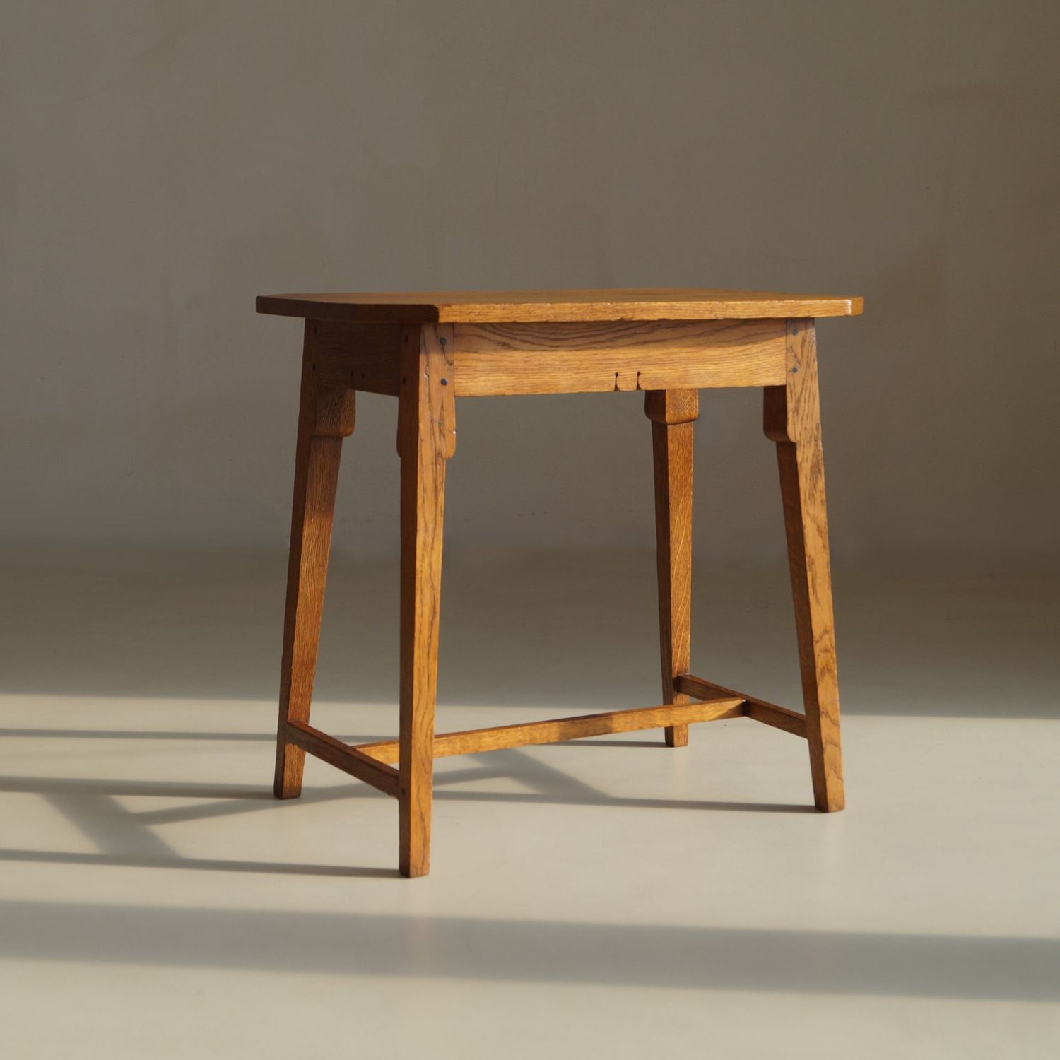 Rare Dutch 'Nieuwe Kunst' side table by H.P. Berlage for 't Binnenhuis, early 1900s