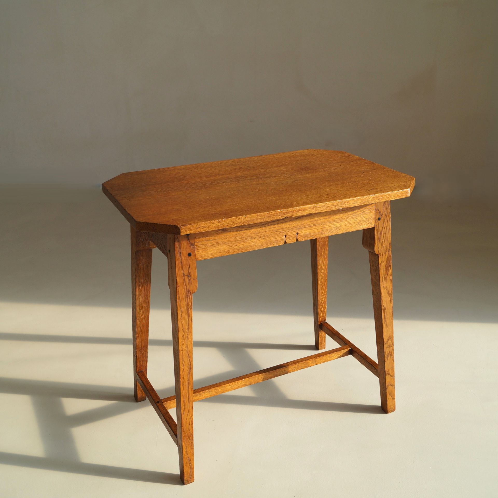 Rare Dutch 'Nieuwe Kunst' side table by H.P. Berlage for 't Binnenhuis, early 1900s