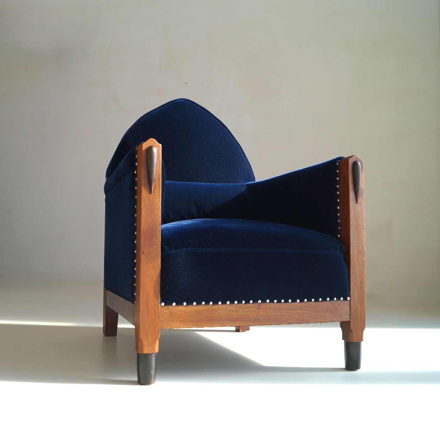 Dutch Art Deco Amsterdam School Armchair in midnight blue velvet, 1920s Dutch Art Deco Amsterdam School Armchair in midnight blue velvet, 1920s