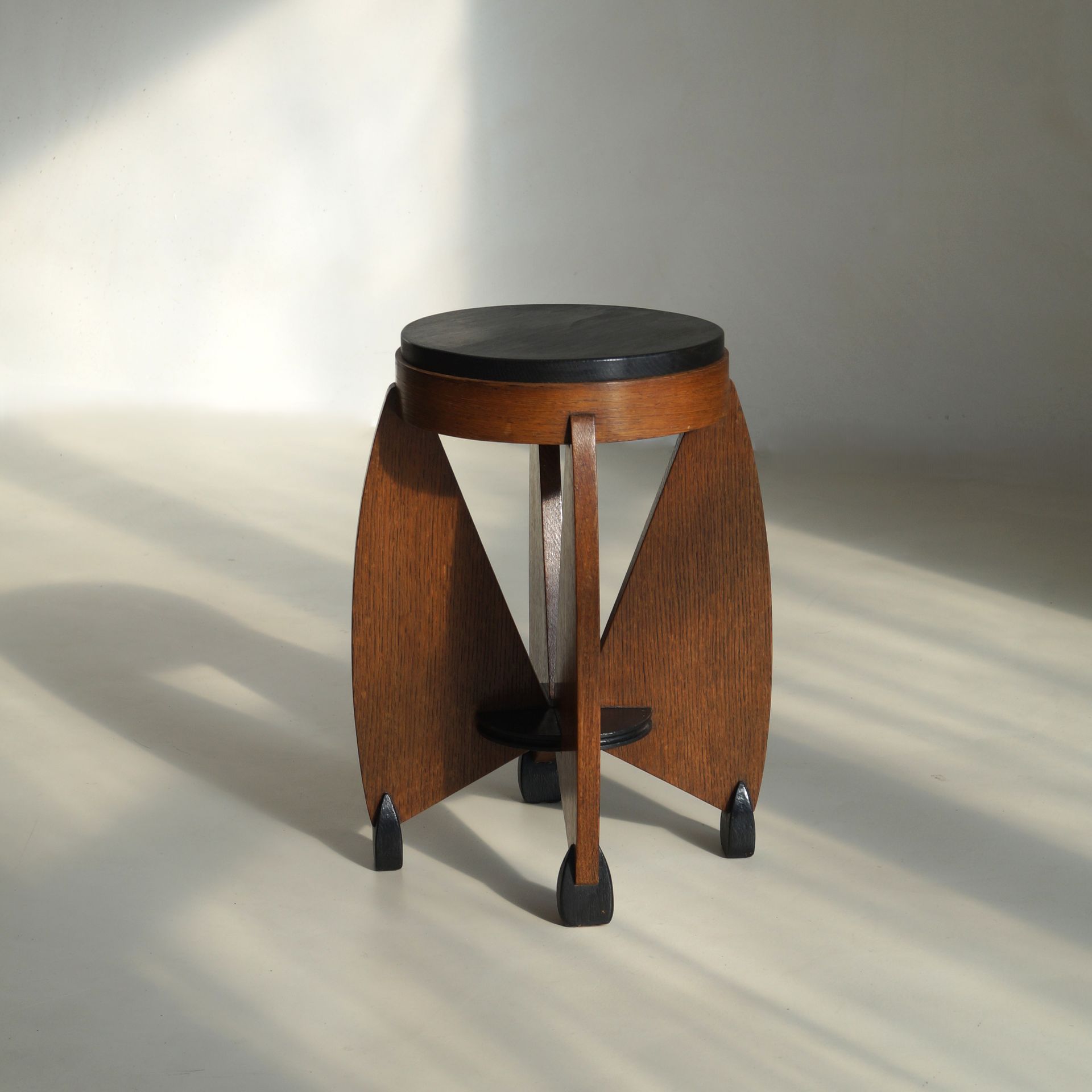 Dutch Art Deco curvy Amsterdam School accent table by J.J. Zijfers, 1920s