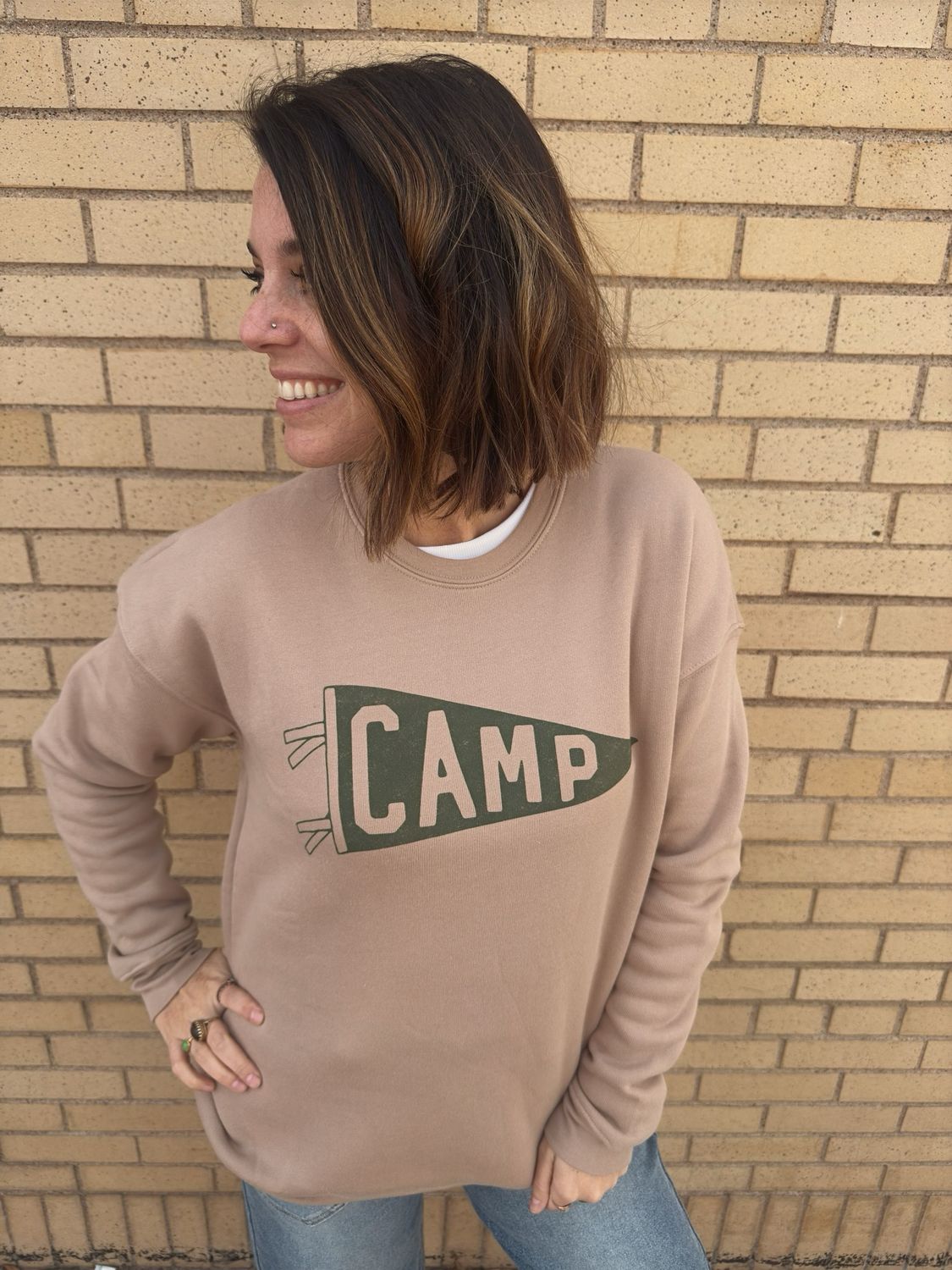 Crewneck Camp Pennant | Tan