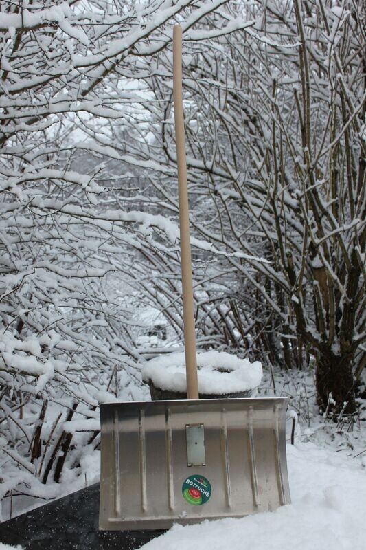 Aluminium-Schneeschieber mit Stiel Aluminium-Schneeschieber mit Stiel