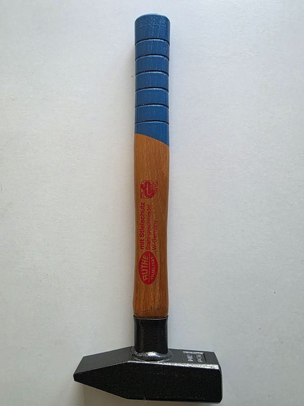 Schlosserhammer mit Eschenstiel und Stielschutzhülse 400g