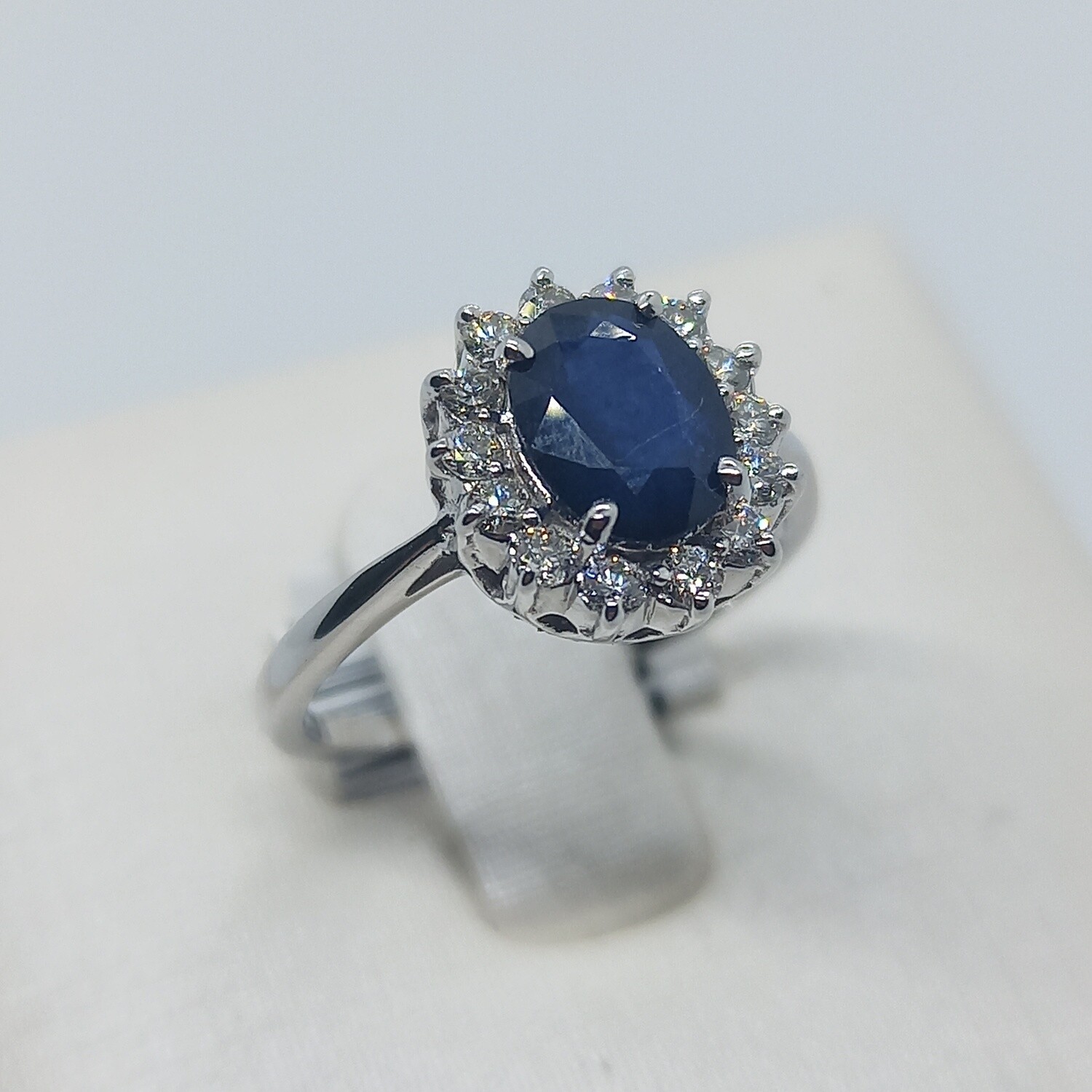 ANILLO ZAFIRO Y DIAMANTES EN ORO BLANCO 14K