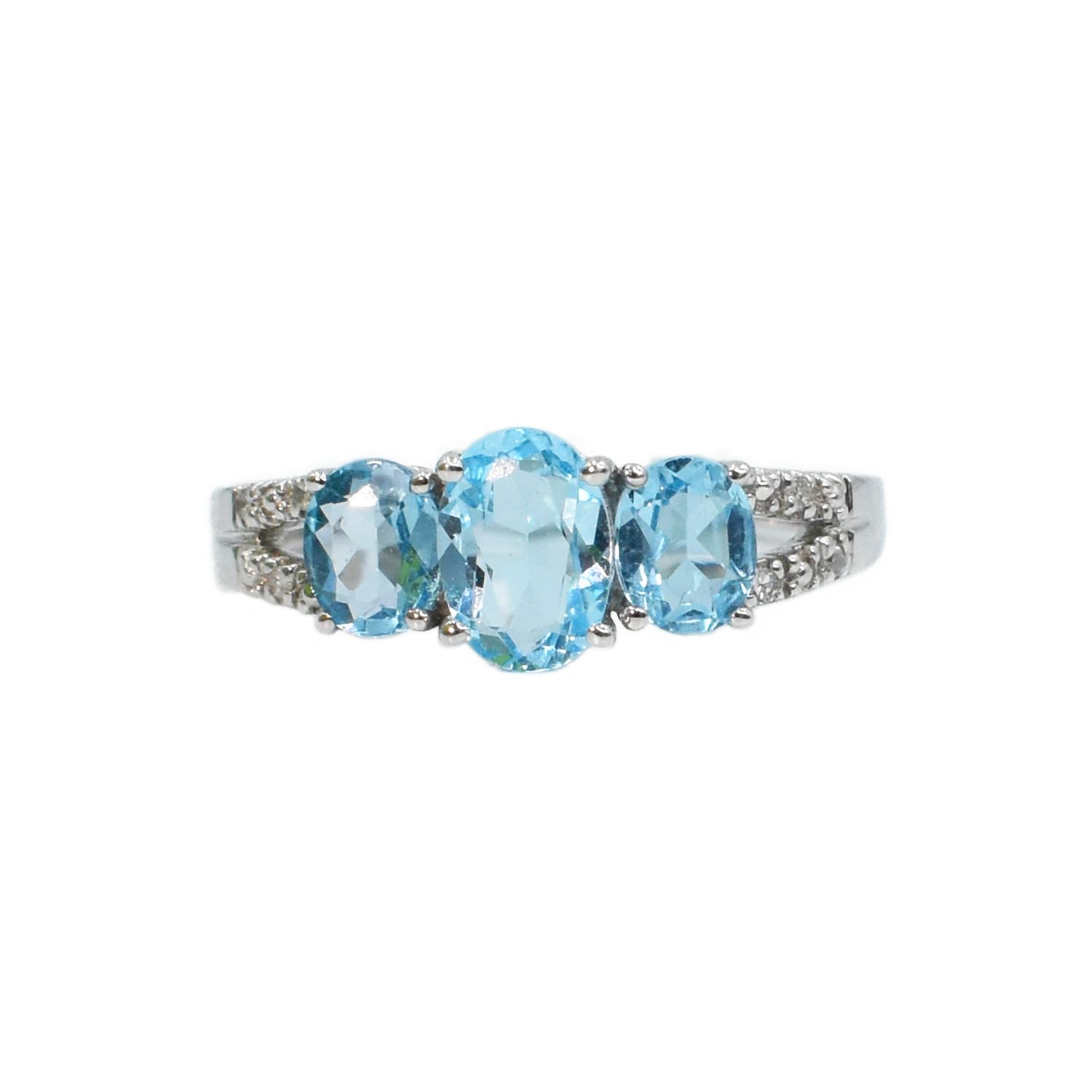Anillo Tresillo Topacios Azules y Diamantes