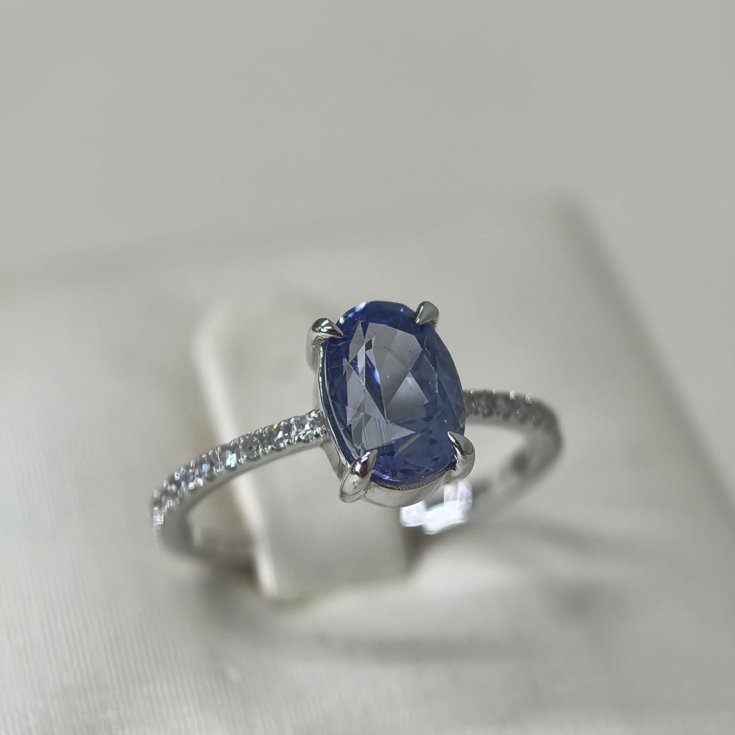 ​Anillo Zafiro Baby Blue y Diamantes