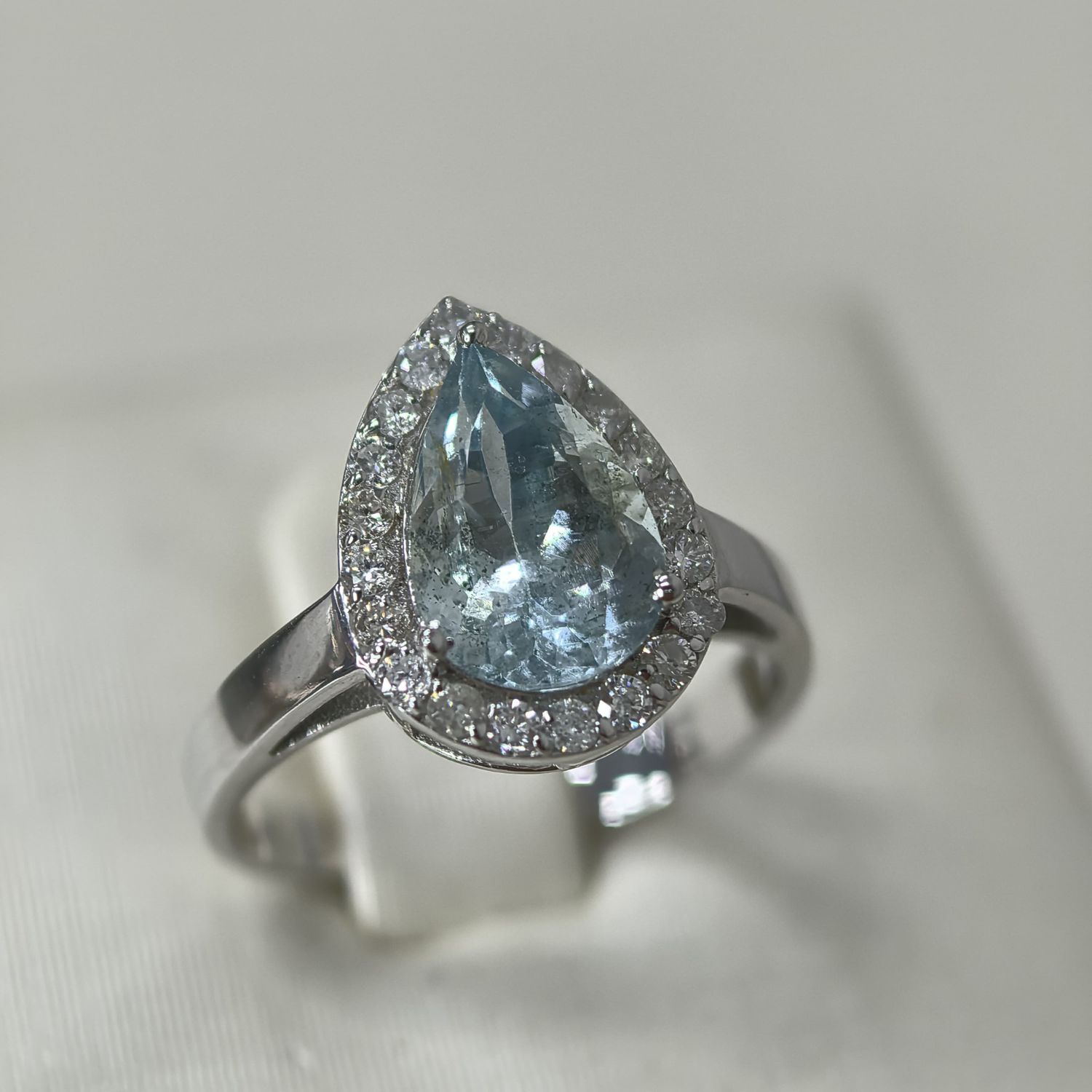 Anillo Aguamarina y Diamantes