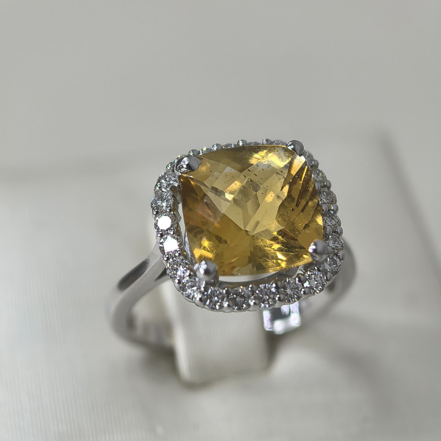 Anillo Citrina y Diamantes