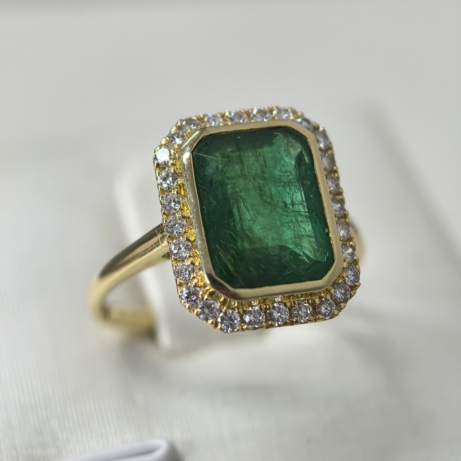 Anillo Esmeralda y Diamantes