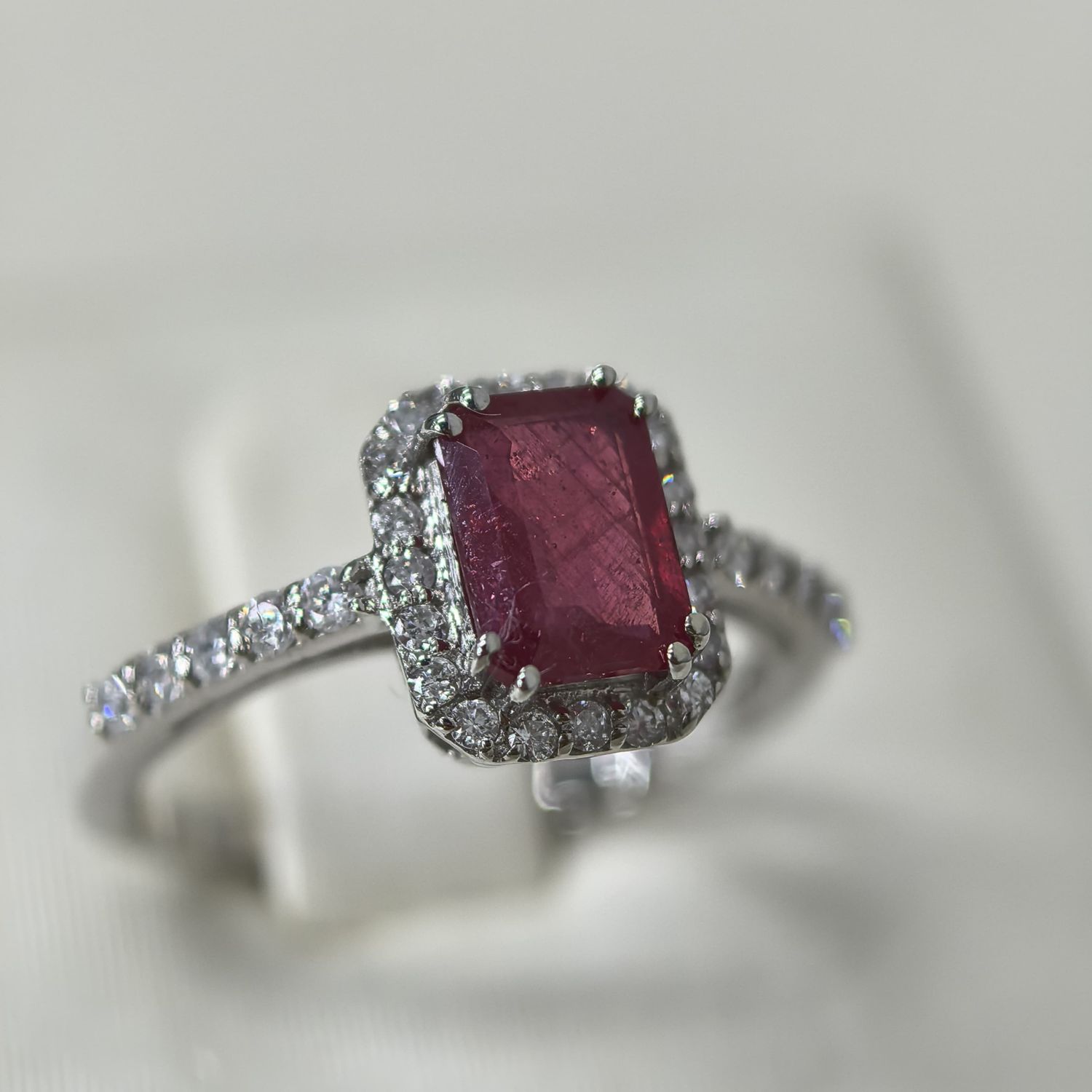 Anillo Rubí y Diamantes