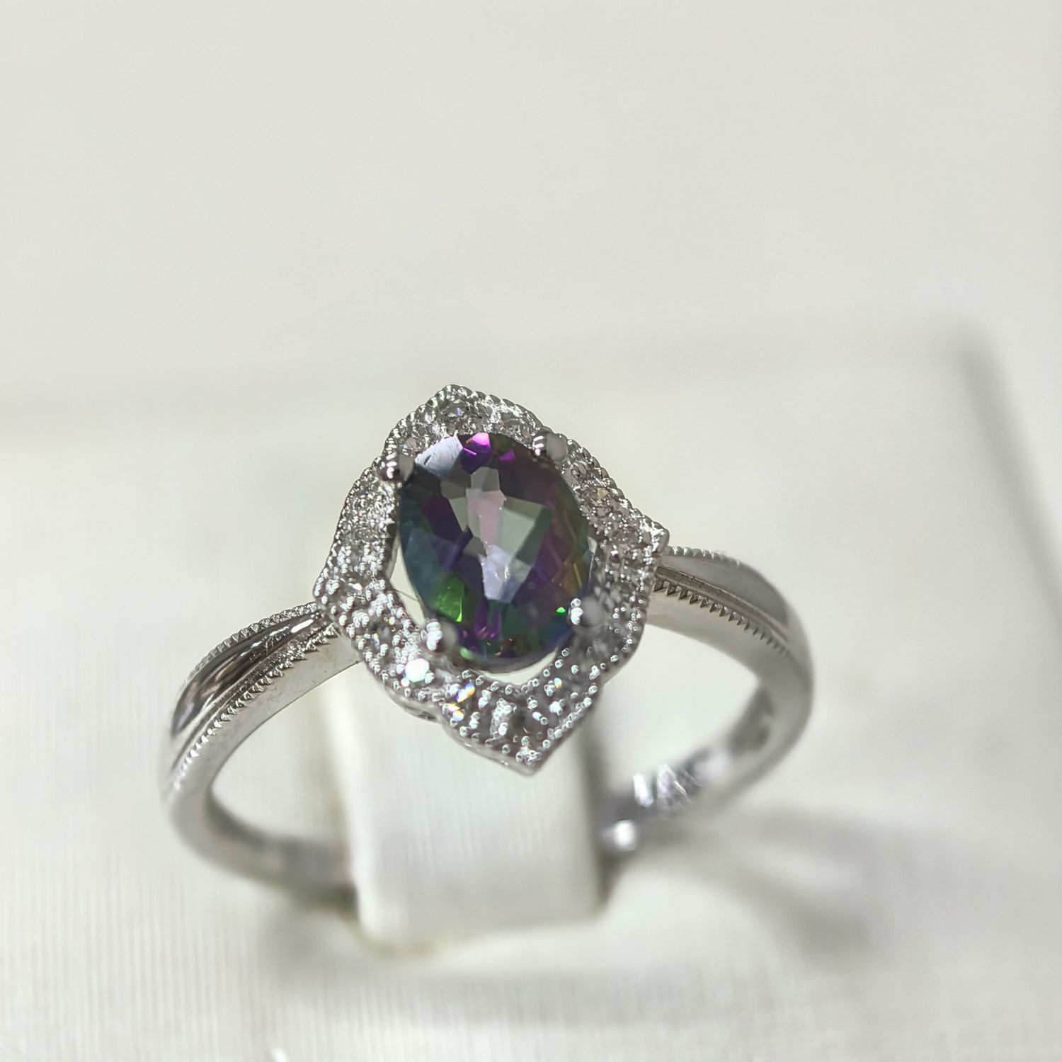 Anillo Topacio Místico y Diamantes