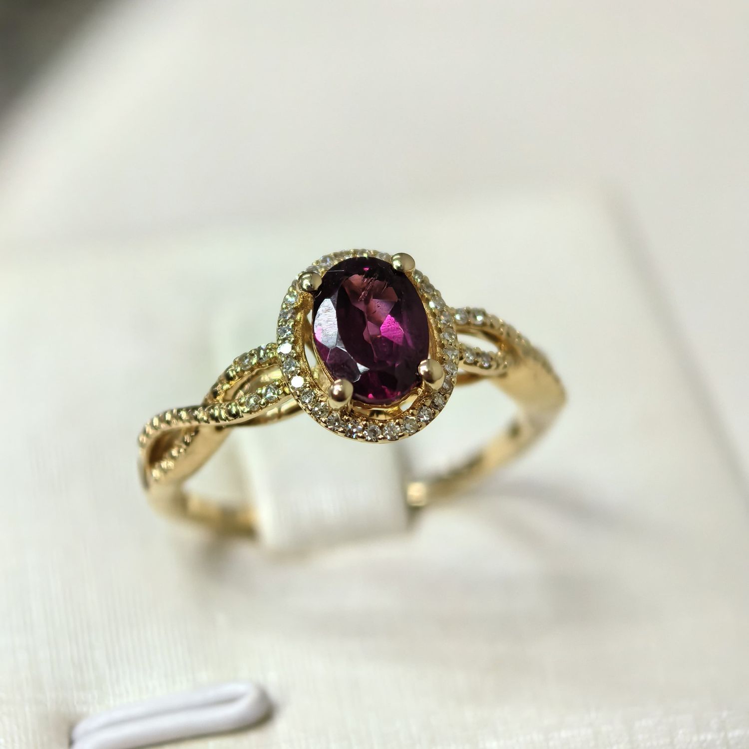 Anillo Granate y Diamantes