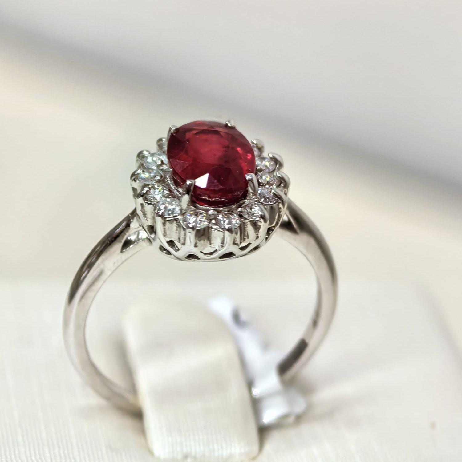 Anillo Solitario Rubí y Diamantes