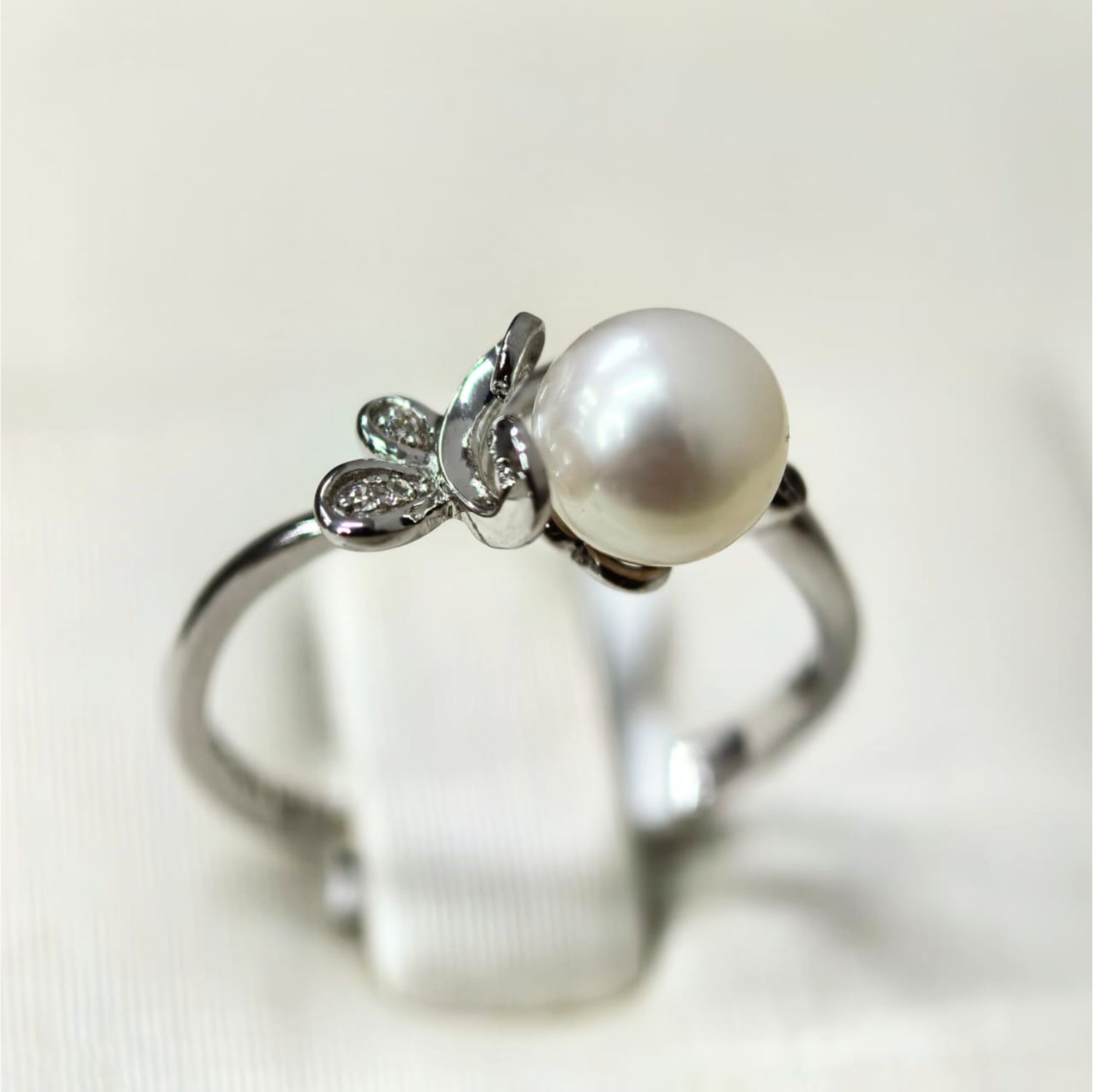 Anillo Perla y Diamantes