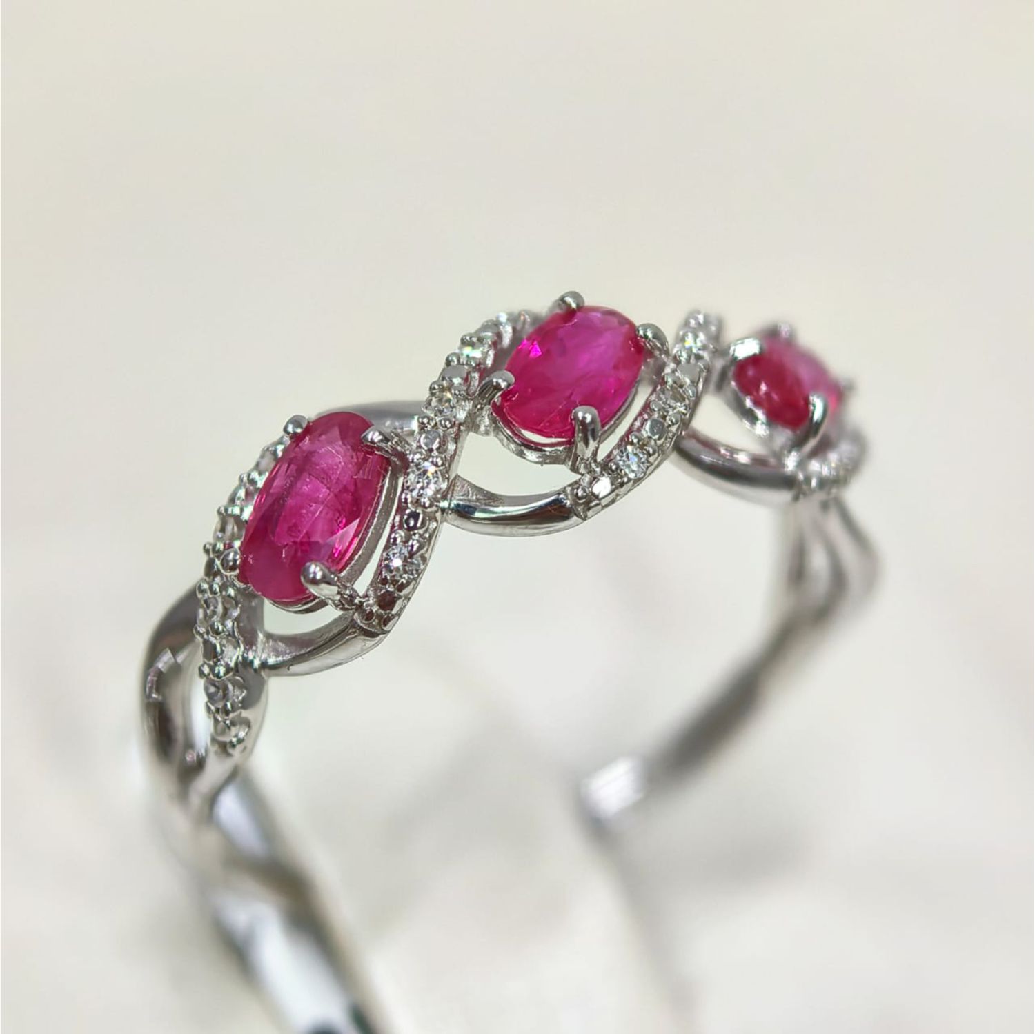 Anillo Rubíes y Diamantes