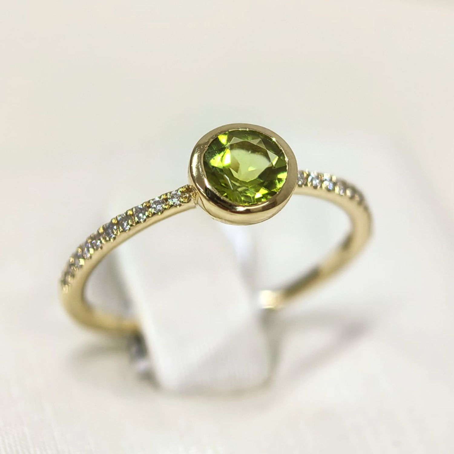 Anillo Peridoto y Diamantes