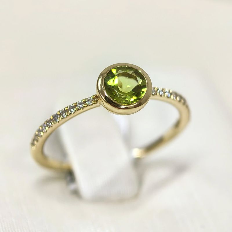 Anillo Peridoto y Diamantes