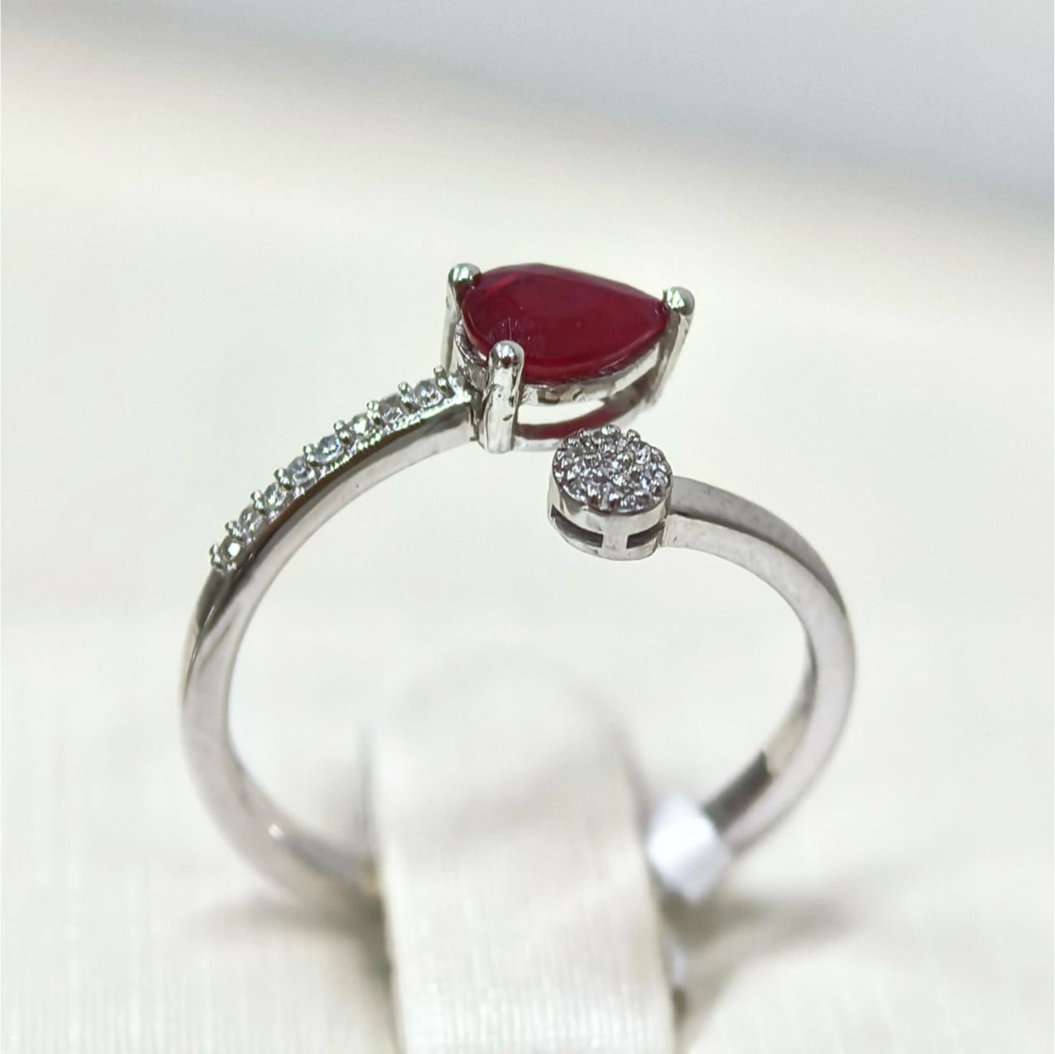 Anillo Rubí y Diamantes