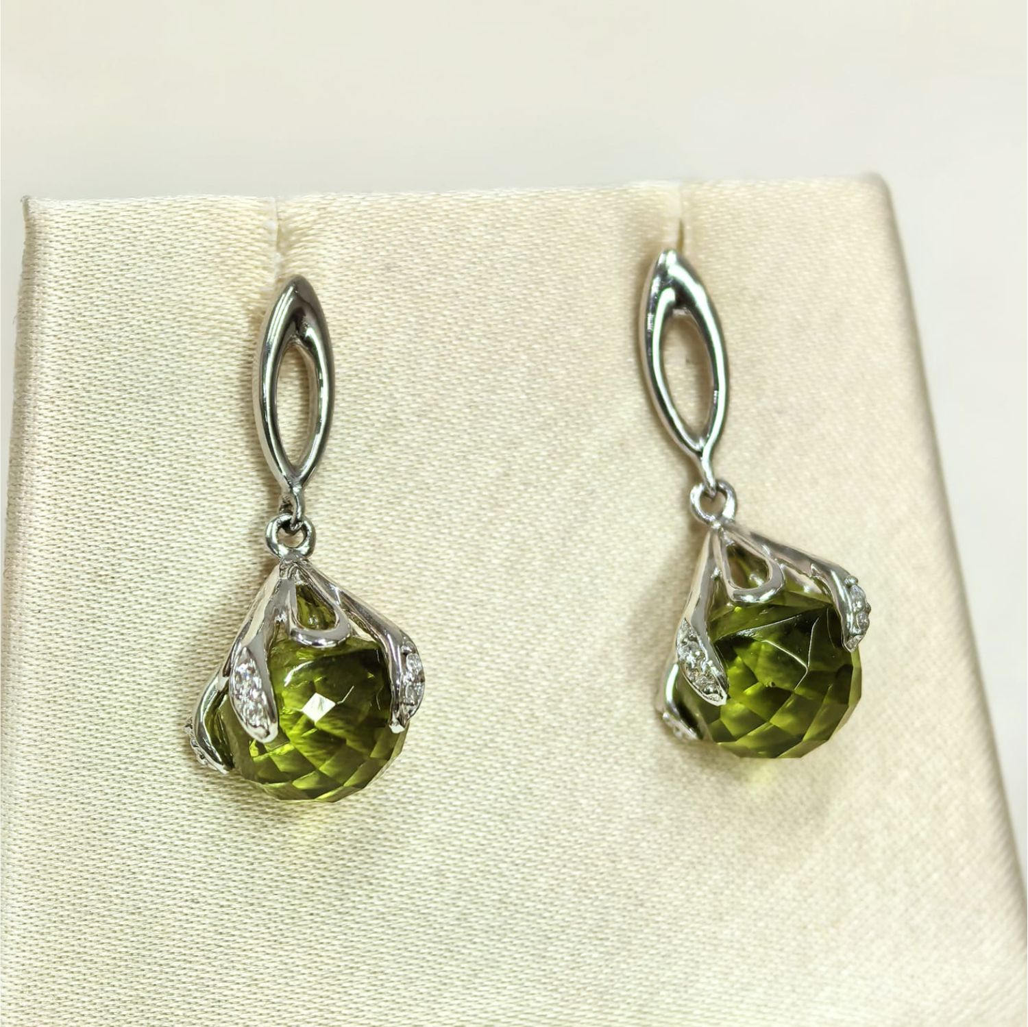 Aretes Peridotos y Diamantes