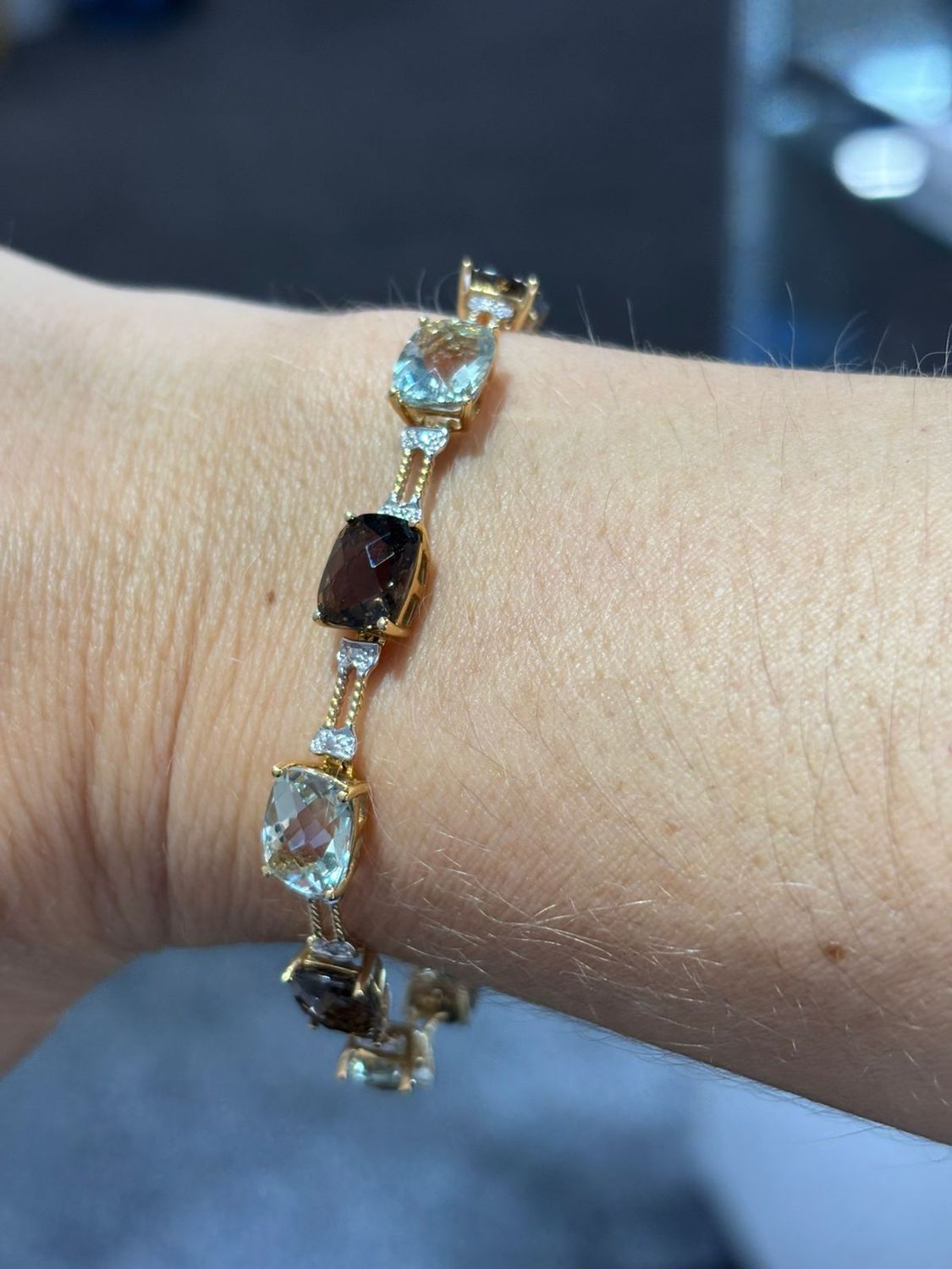 ​Pulsera Topacios Ahumados y Amatistas Verdes