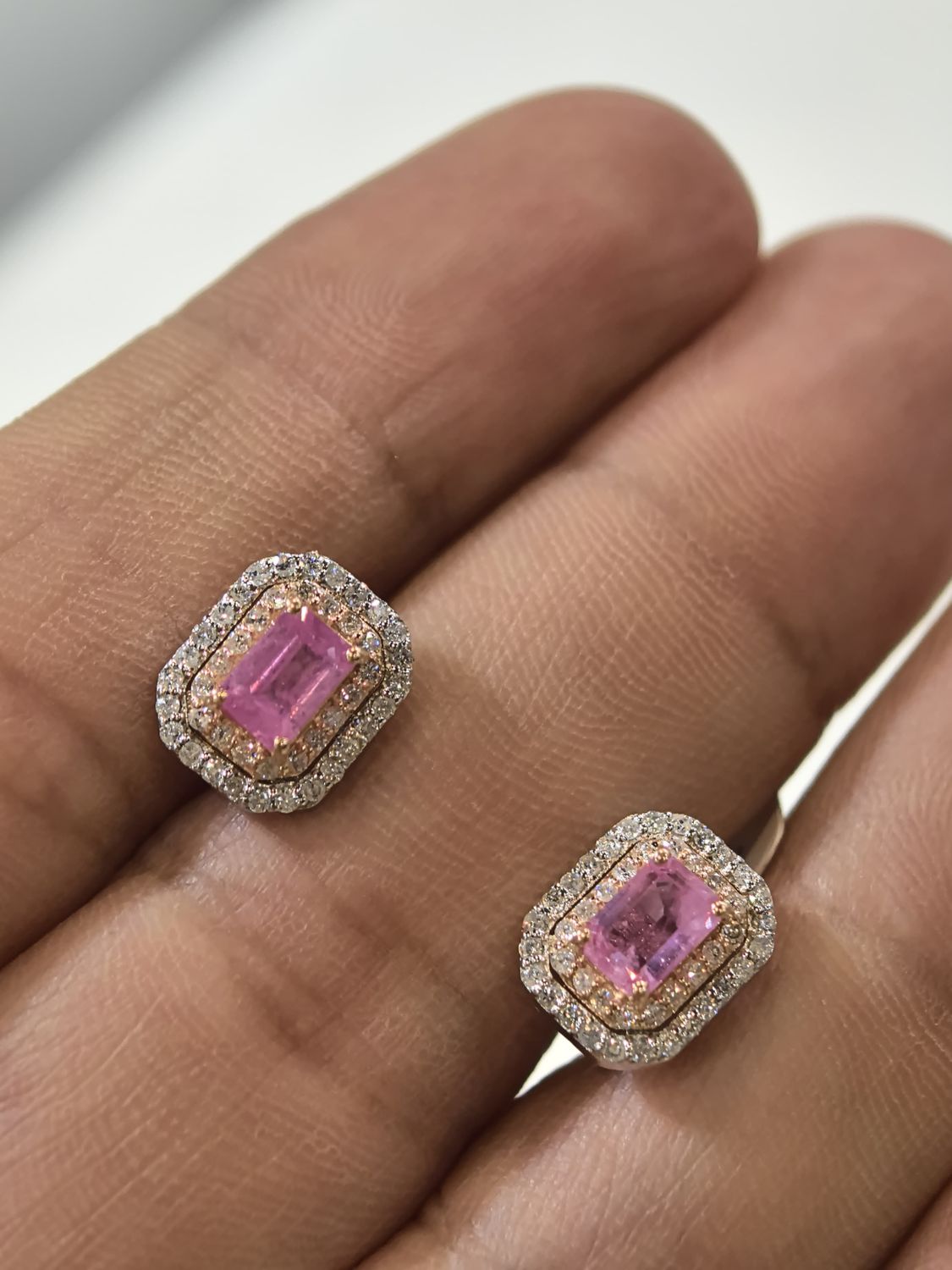 ​Aretes Zafiro Rosa y Diamantes en Oro Blanco y Amarillo