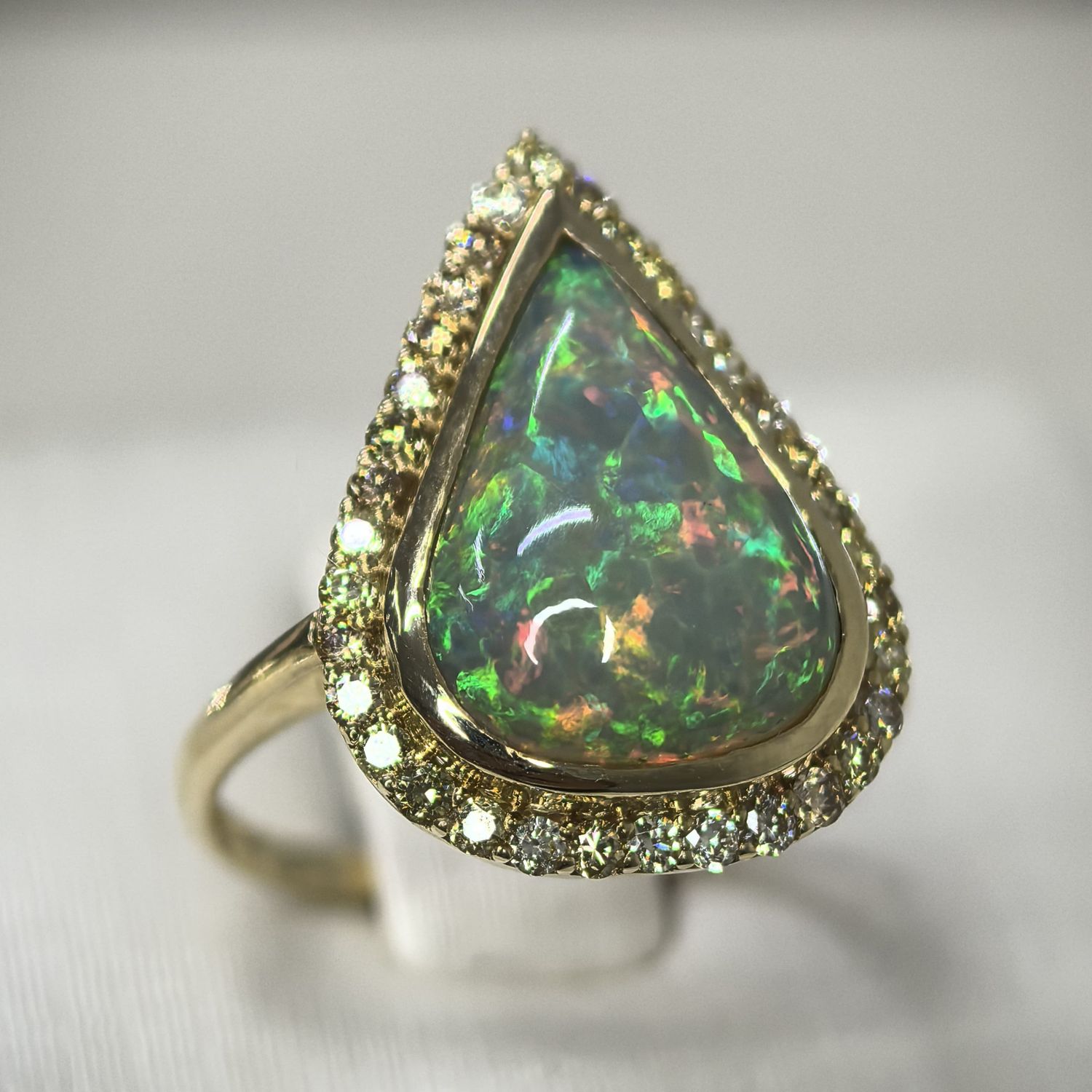 Anillo Opalo y Diamantes