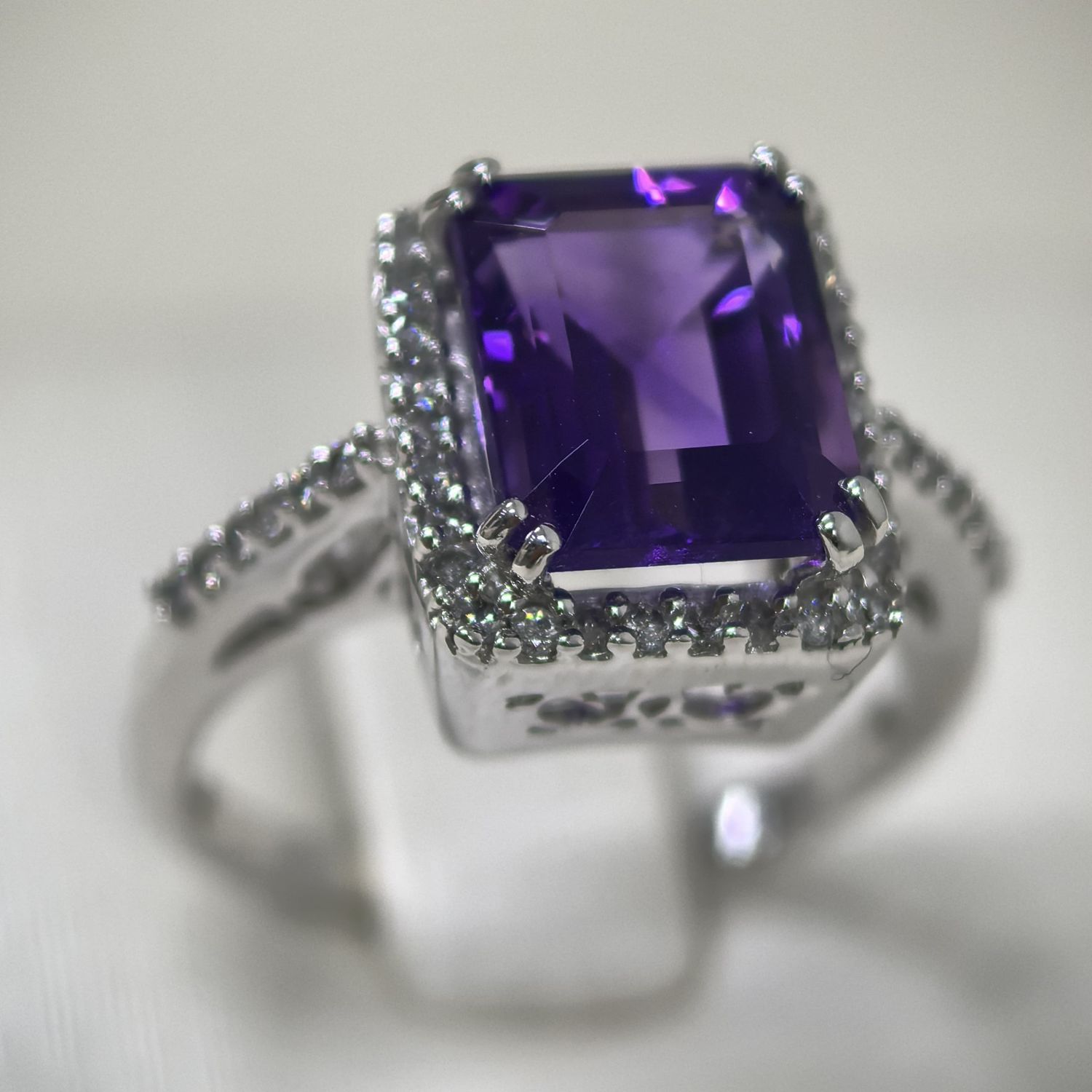 Anillo Amatista y Diamantes