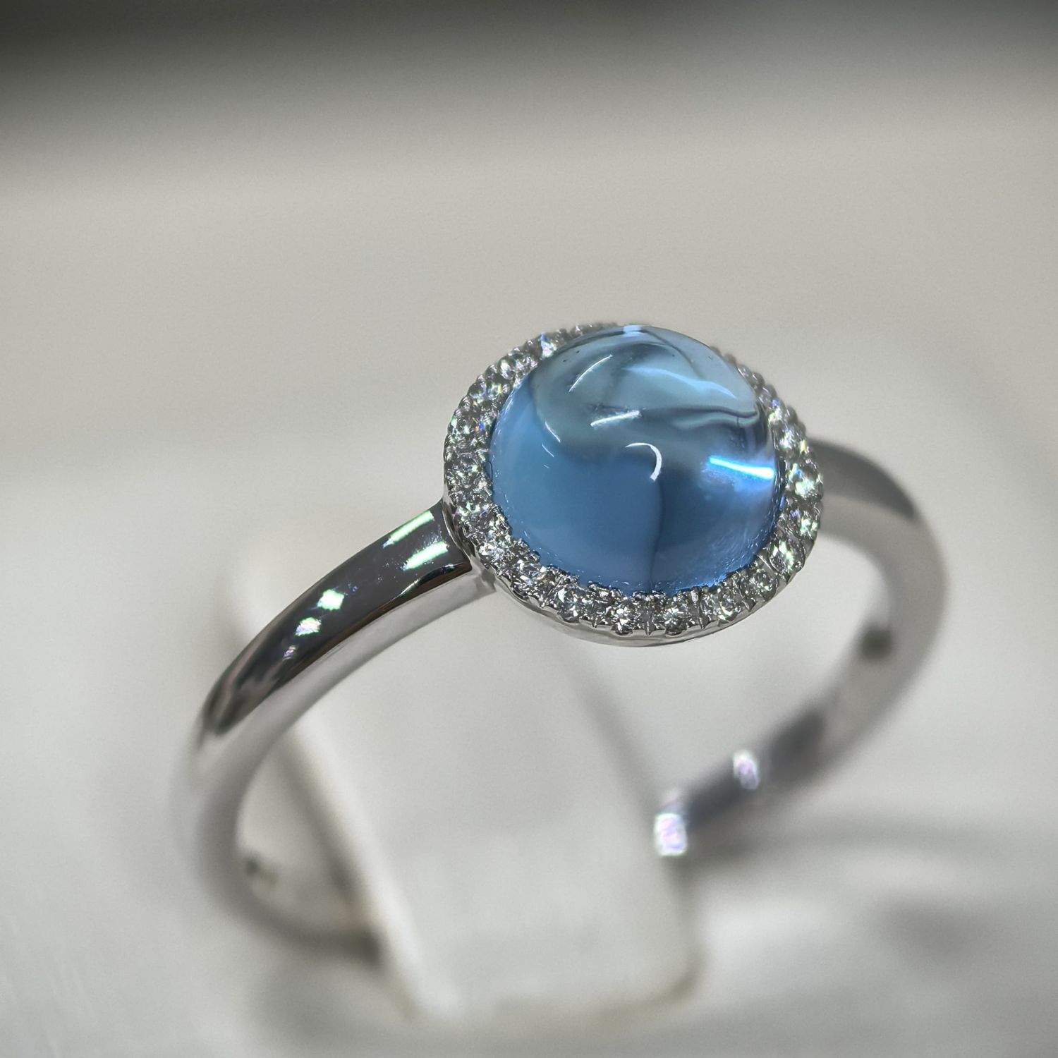 ​Anillo Topacio Azul y Diamantes