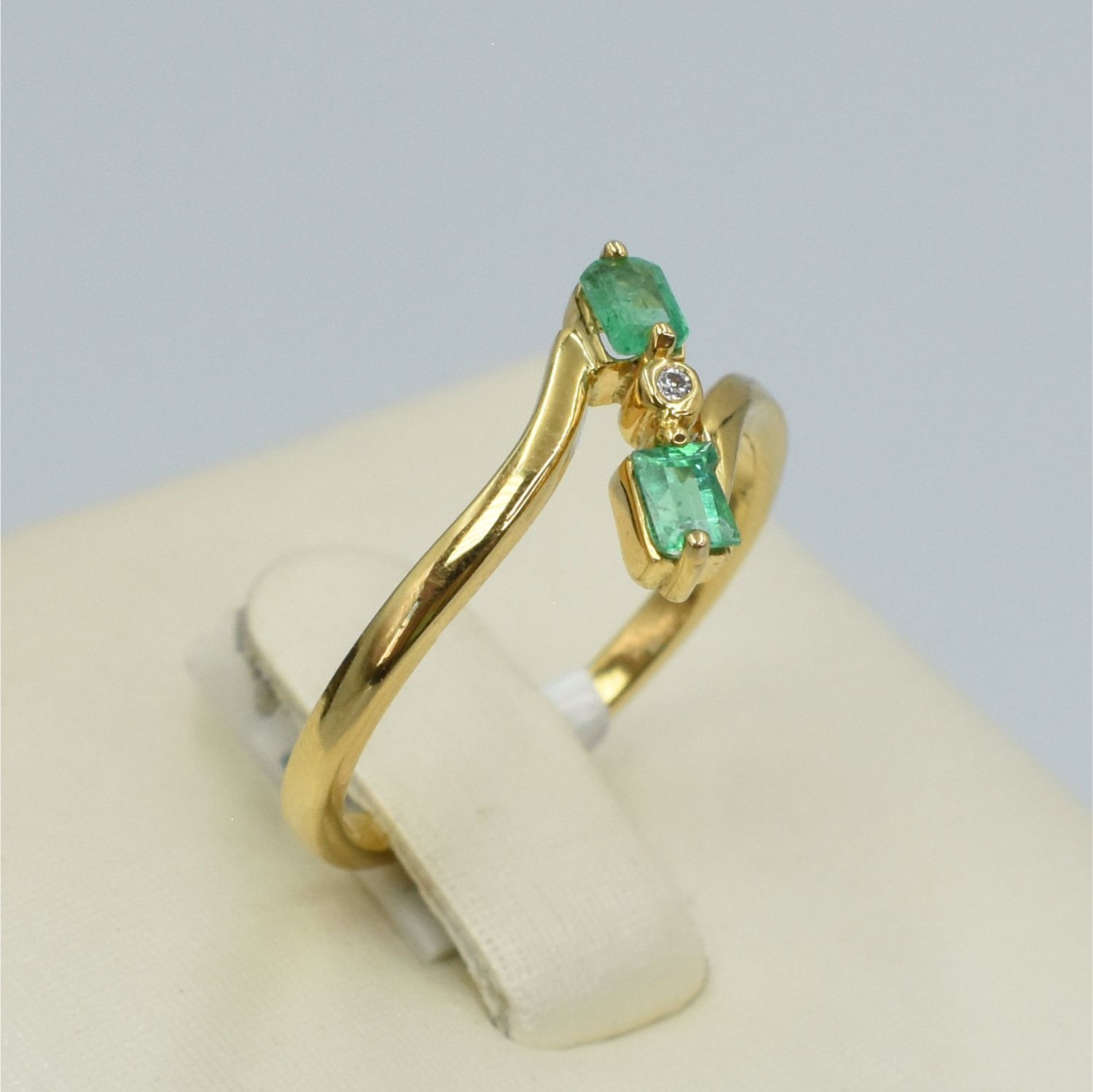 Anillo Esmeraldas y Diamante
