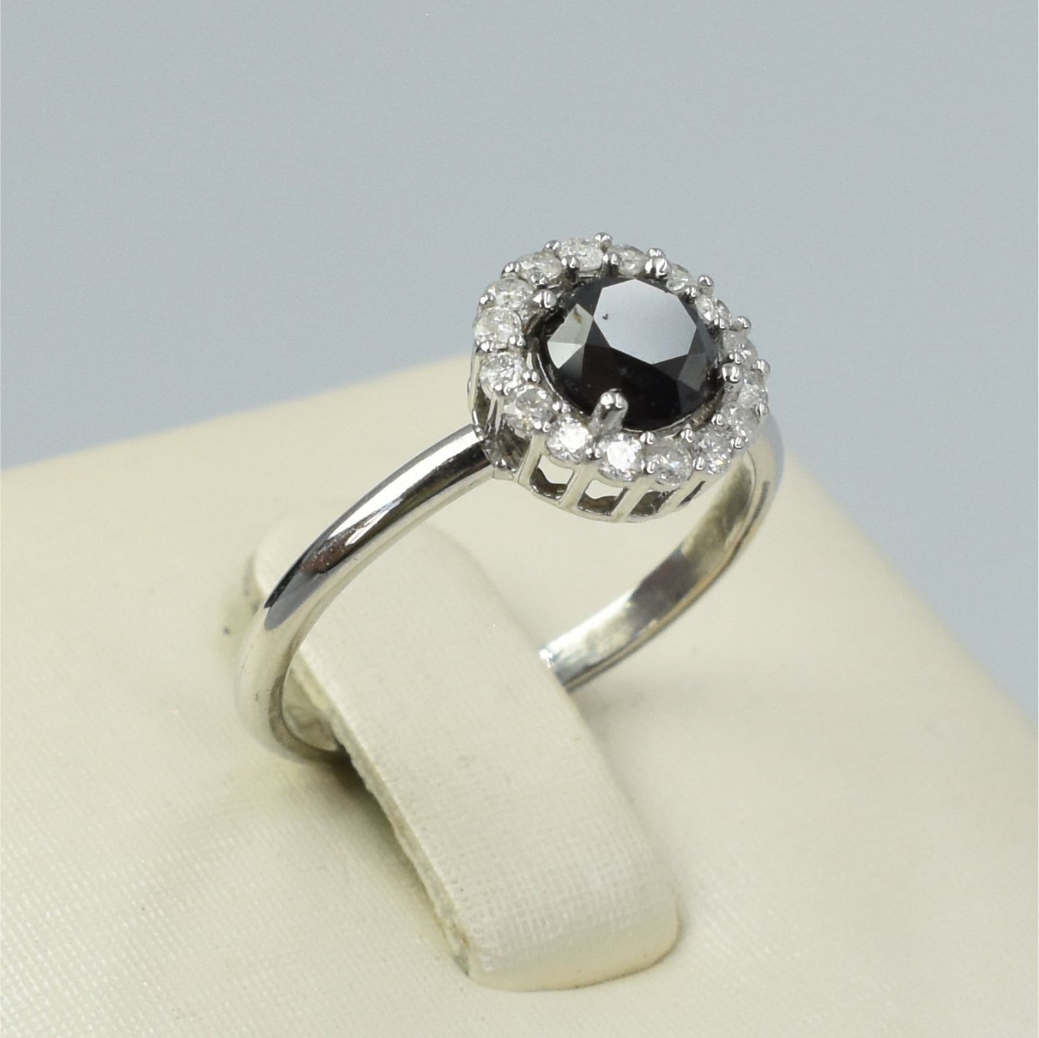 Anillo Diamante Negro y Blancos