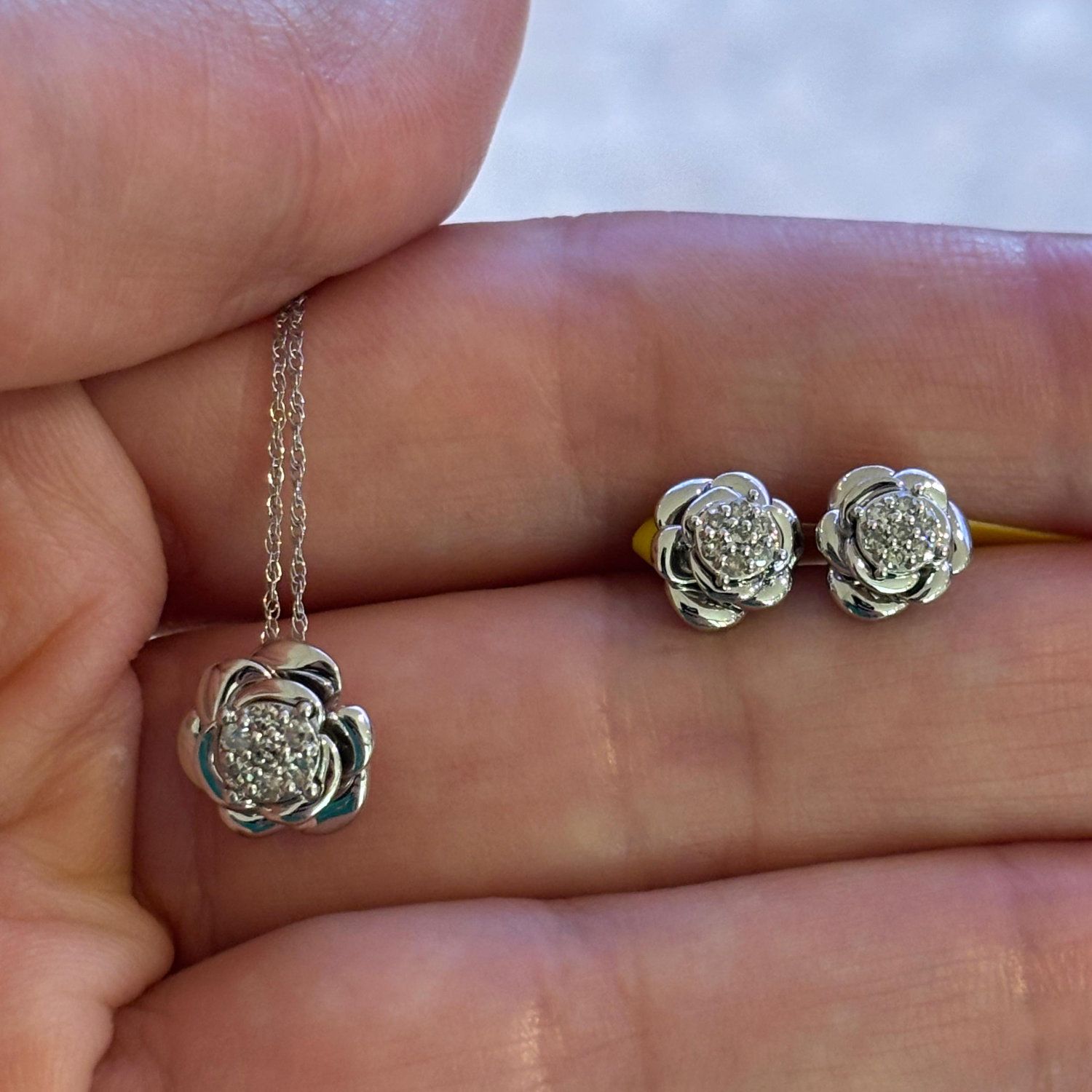 Aretes y Collar Rosas Blancas