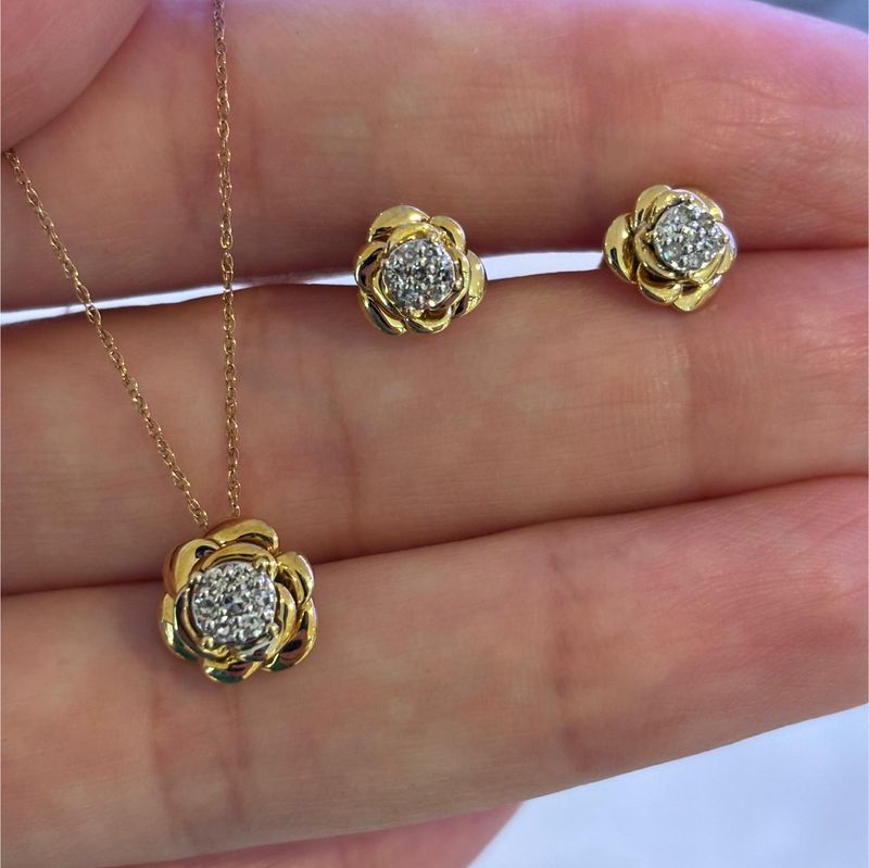 Aretes y Collar Rosas Amarillas