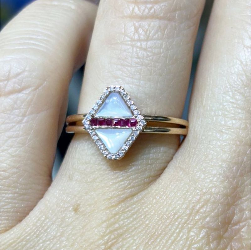 ​Anillo Rubíes y Madre Perla