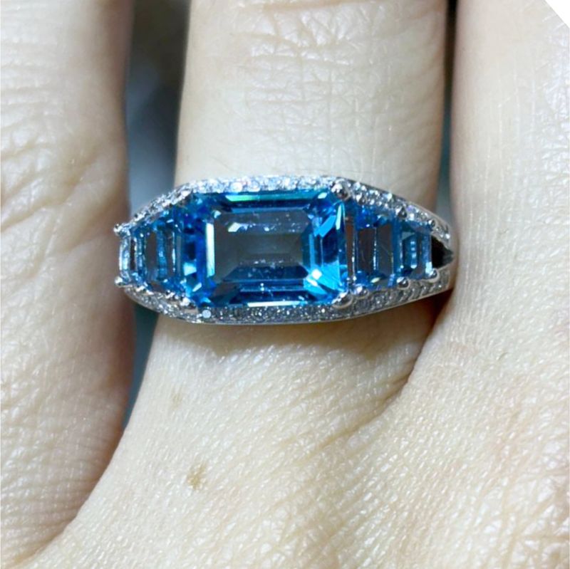 ​Anillo Topacio Azul Suizo
