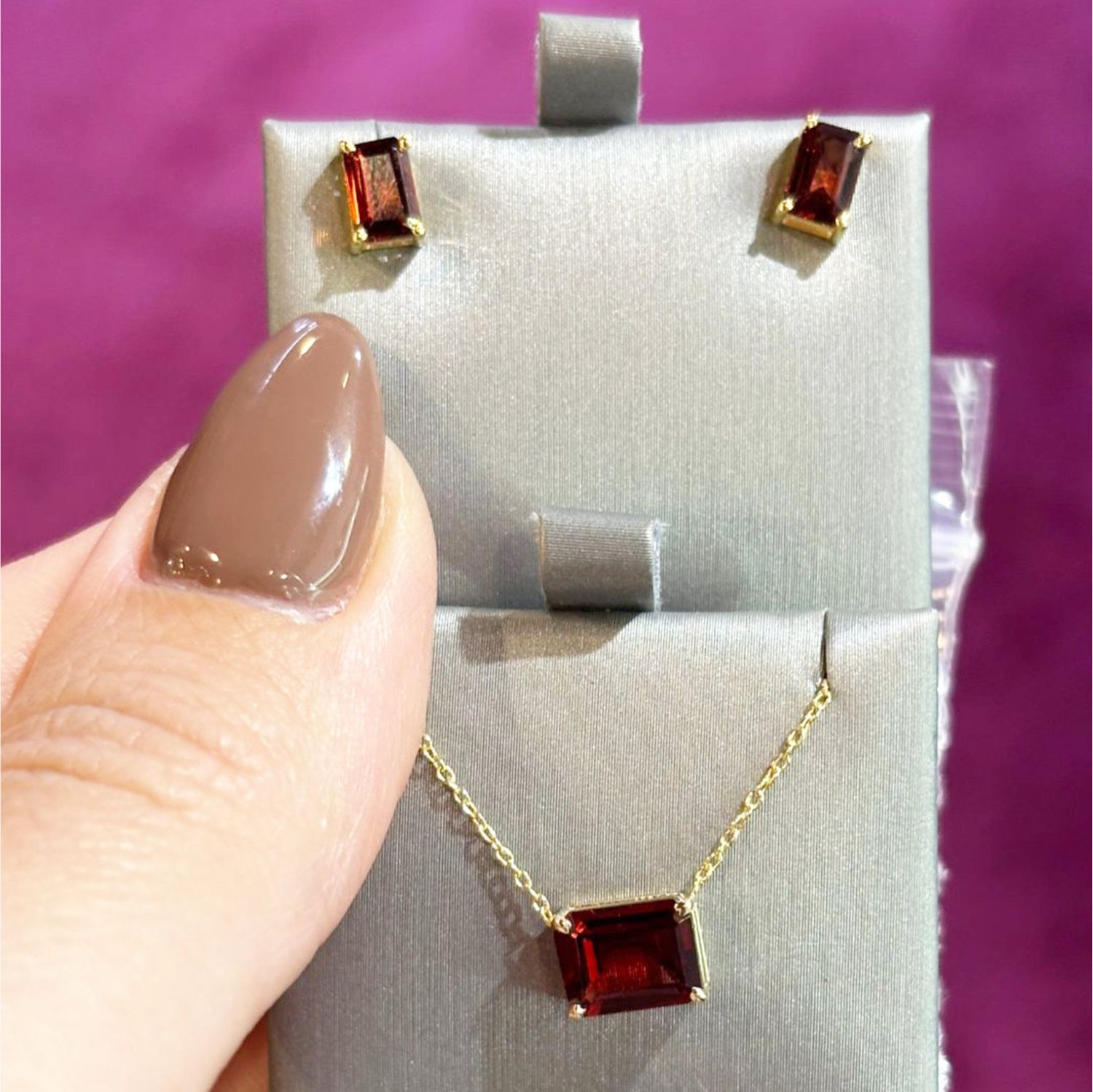 Juego Aretes y Dije Granates
