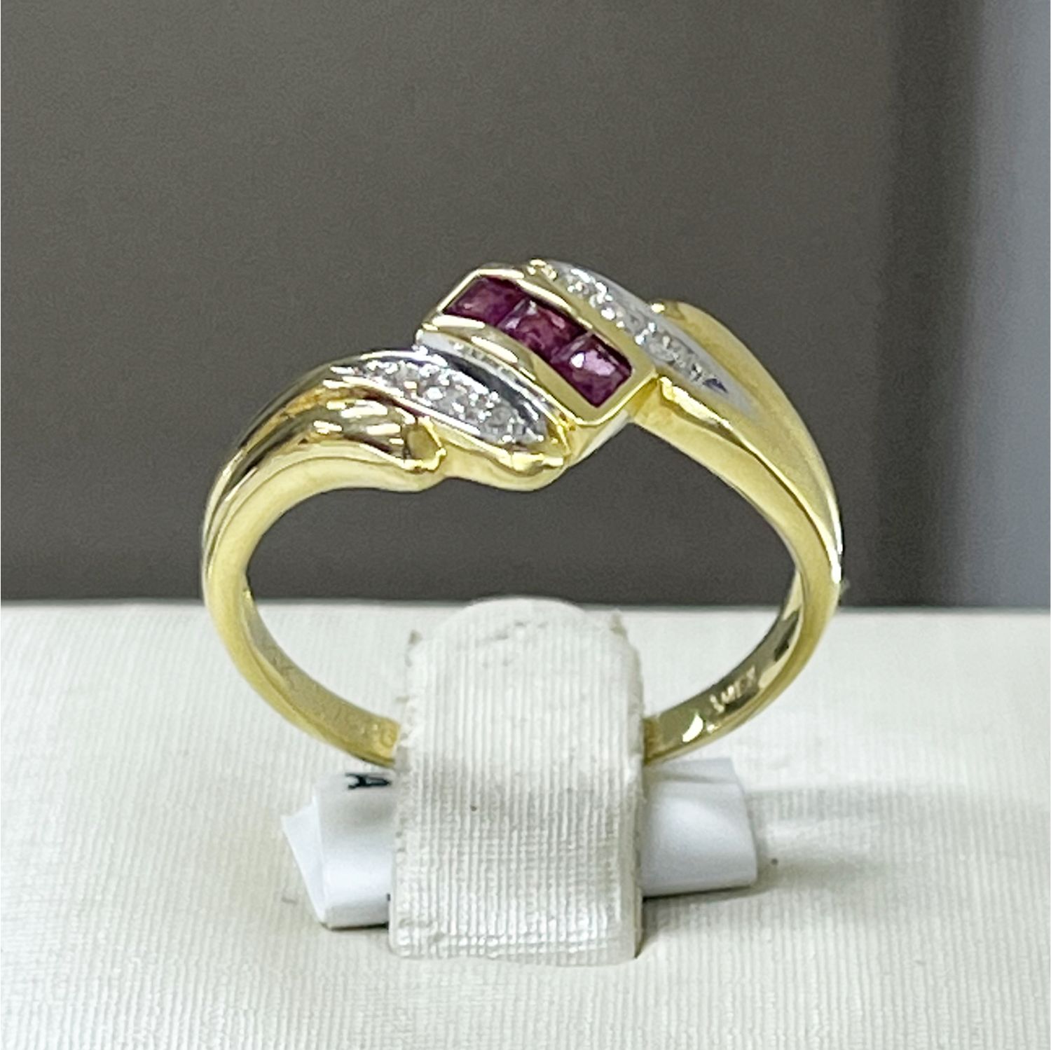 Anillo Rubíes y Diamantes