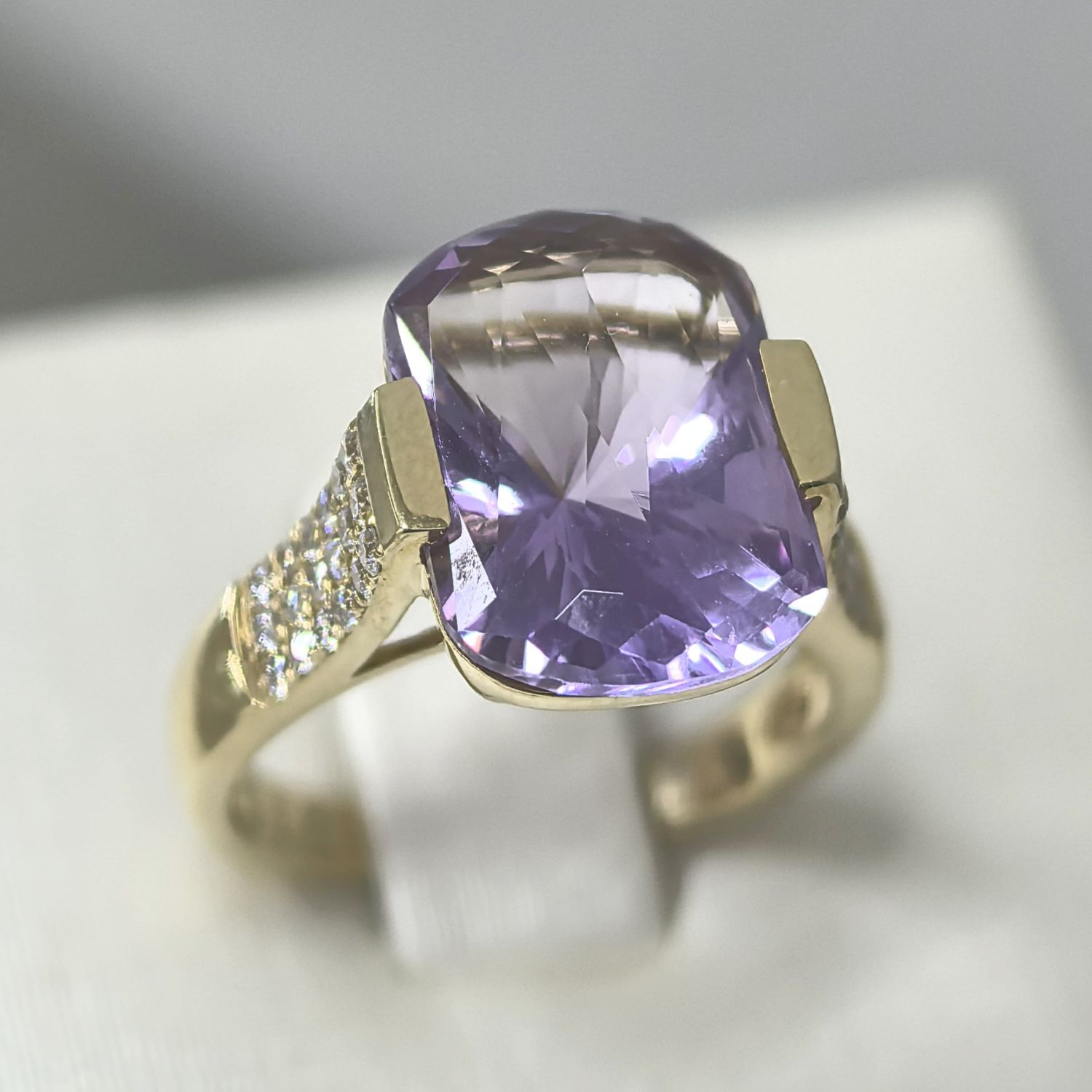 Anillo Amatista y Diamantes