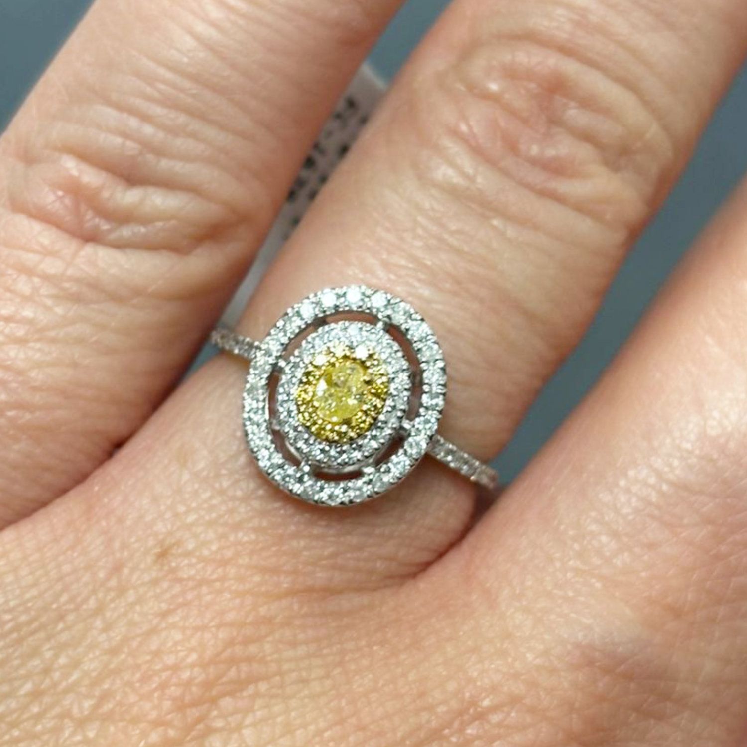 ​Anillo Diamantes Amarillos y Blancos