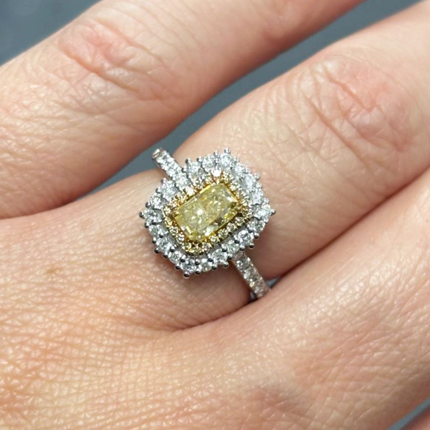 Anillo Diamantes Amarillos y Blancos