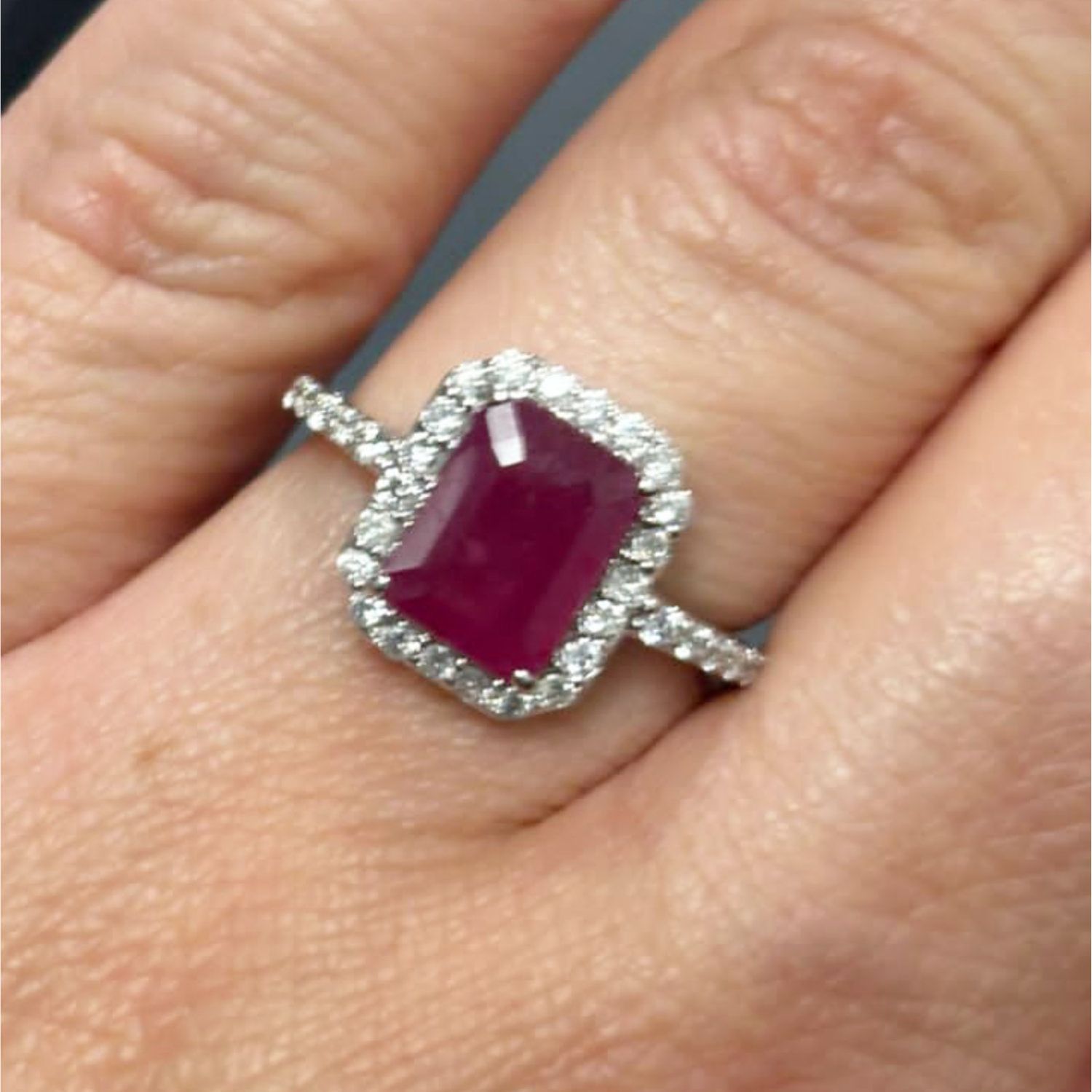 Anillo Rubí y Diamantes