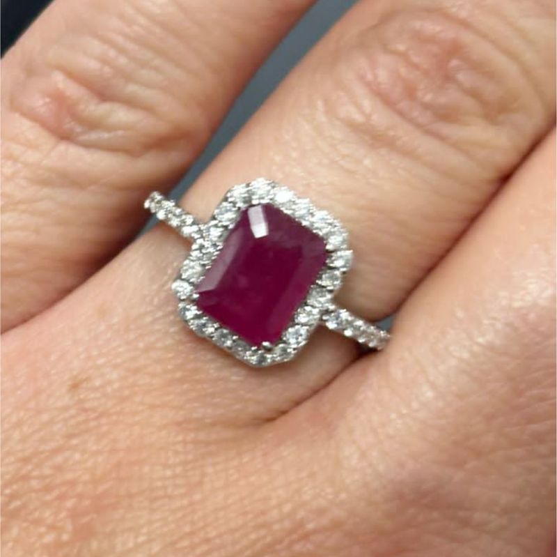 Anillo Rubí y Diamantes