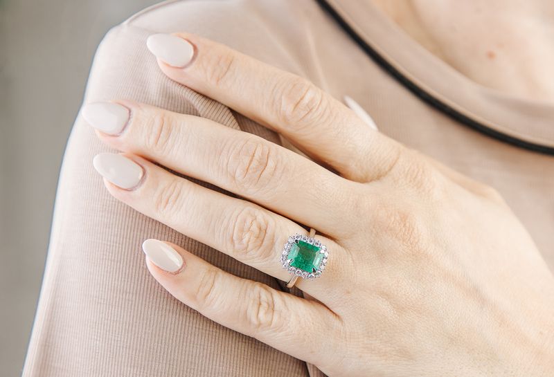 ​Anillo Esmeralda y Diamantes