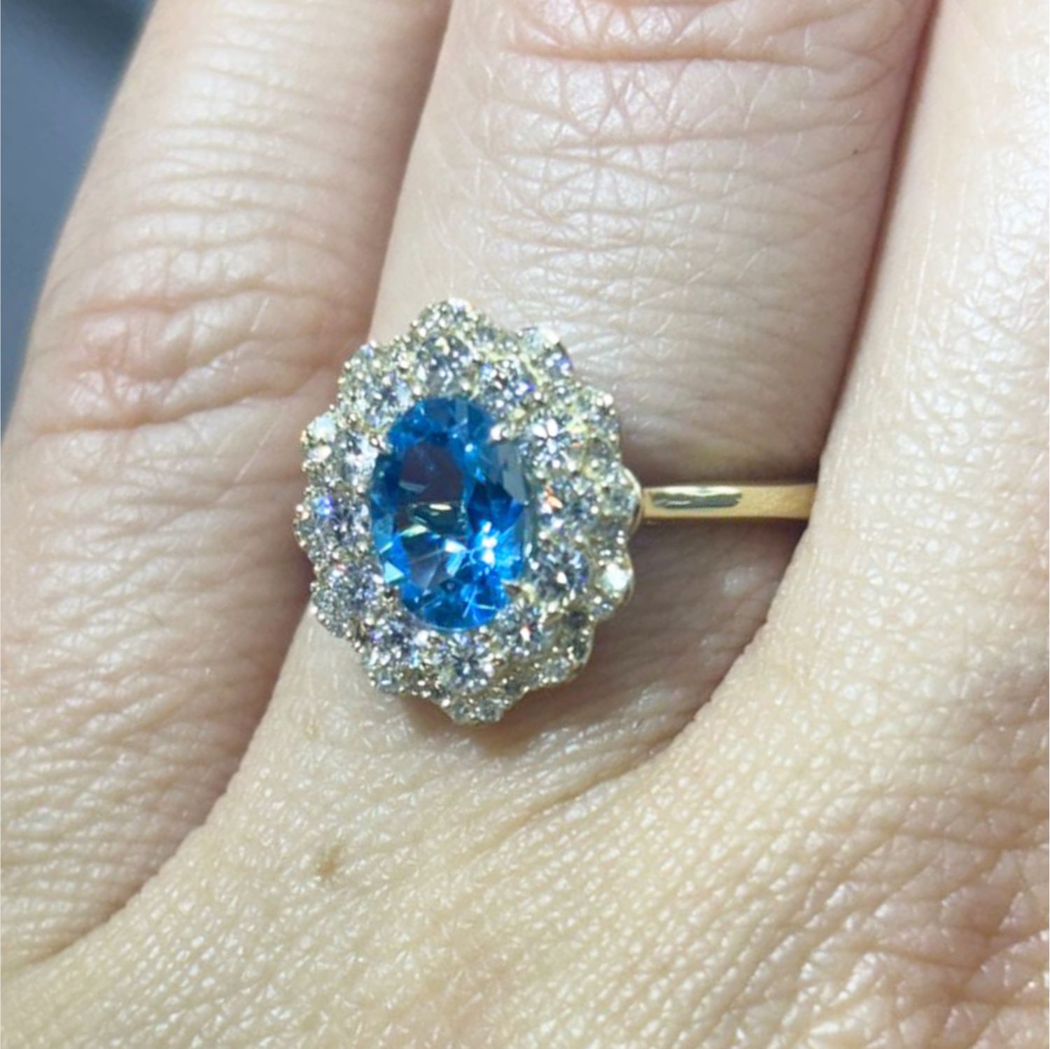 ​Anillo Topacio Azul y Diamantes
