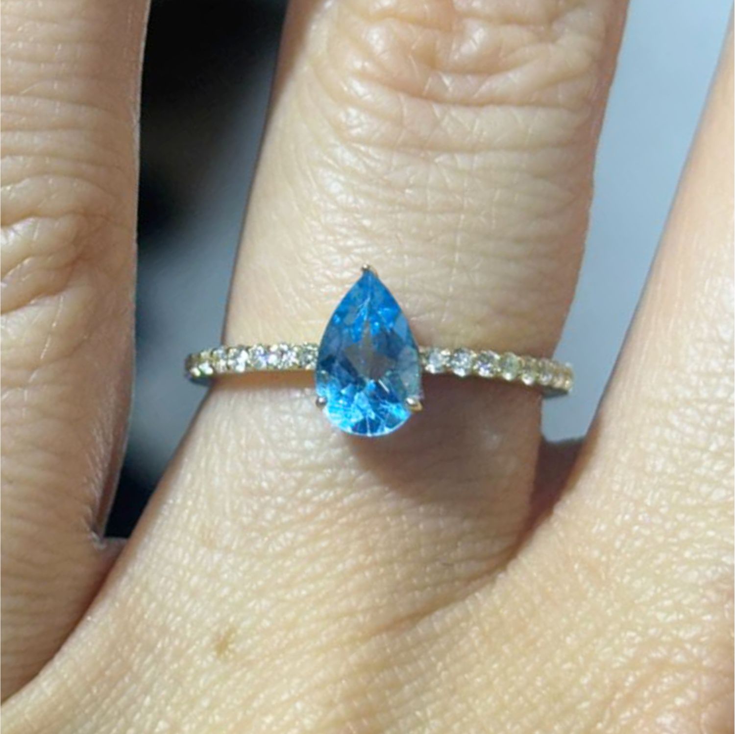 Anillo Topacio Azul Gota y Diamantes
