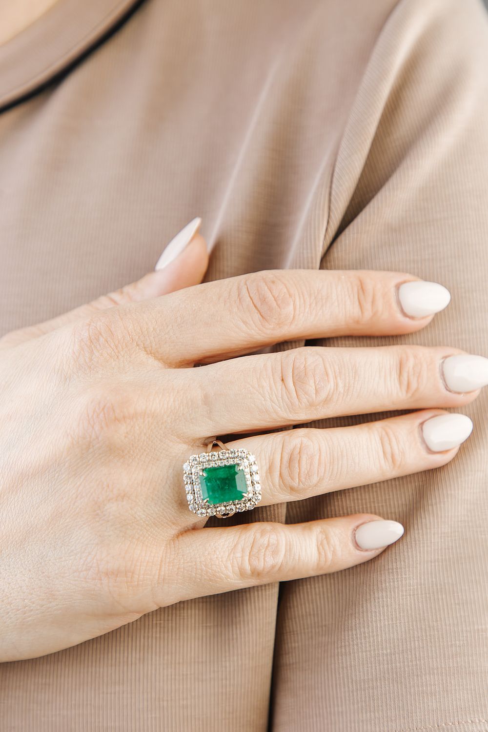 Anillo Esmeralda y Diamantes